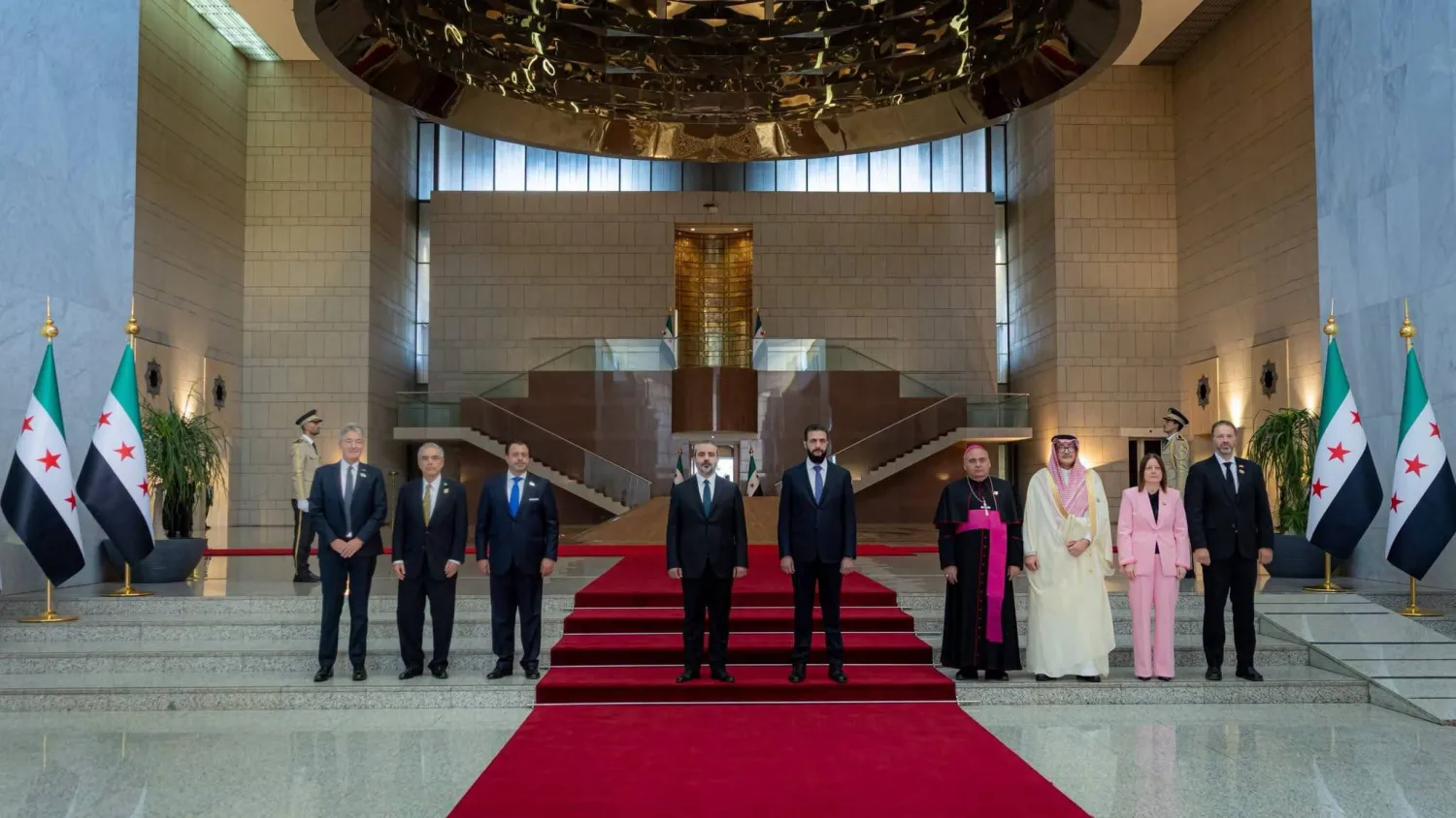الرئيس السوري ووزير خارجيته يتوسطان السفراء السبعة الذين قدموا أوراق اعتمادهم الأحد في قصر الشعب بدمشق (الخارجية السورية)