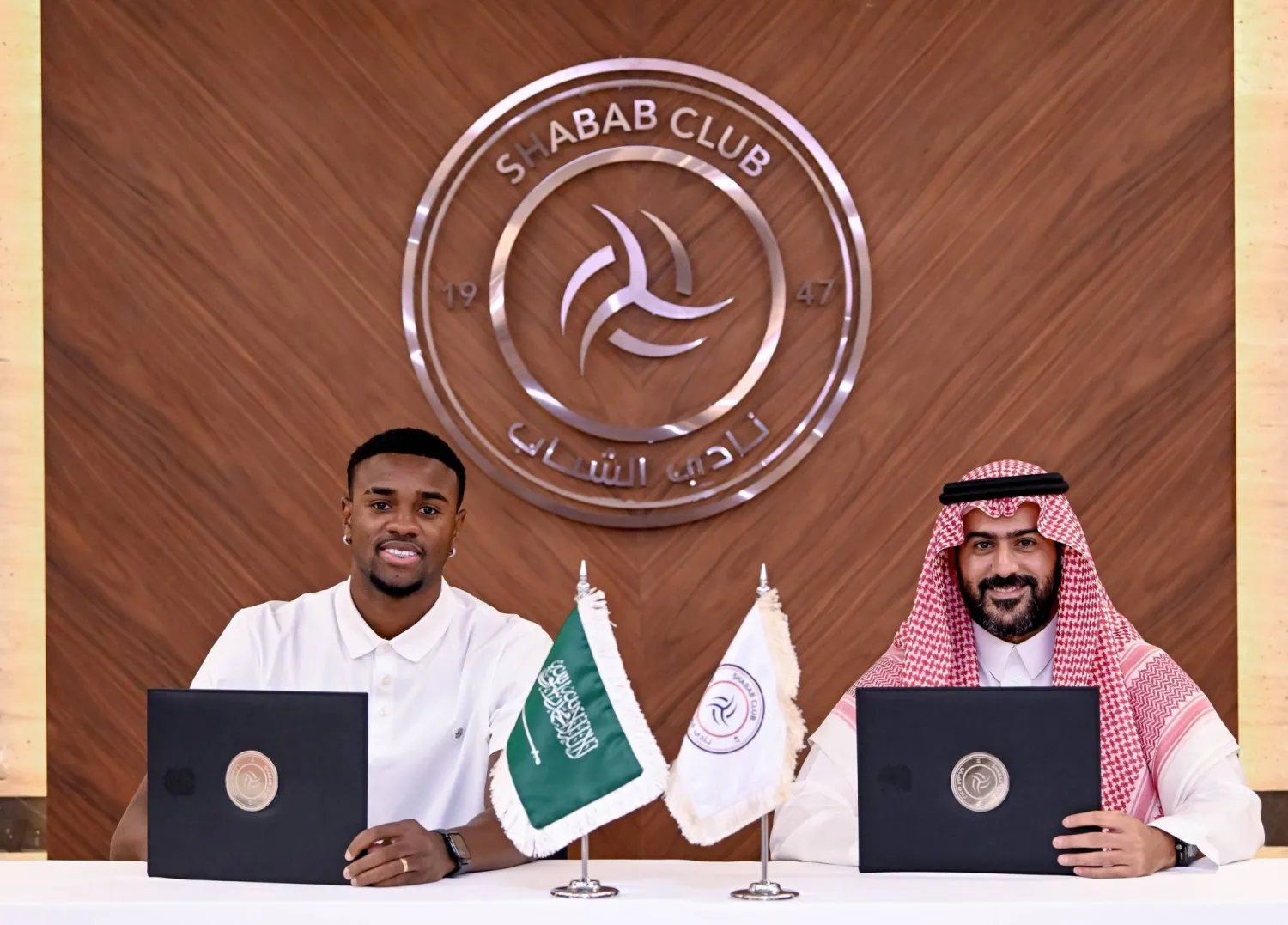 جانب من توقيع العقد مع البرازيلي ريكاردو ماتياس (نادي الشباب) 
