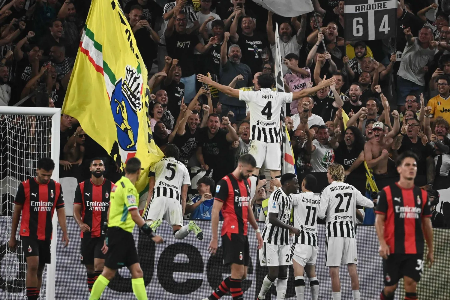 البديل فيدريكو غاتي يحتفل مع جماهير اليانز ستاديوم بهدف التعادل القاتل (أ.ف.ب)