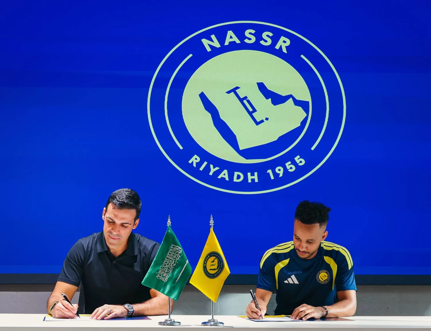 جانب من توقيع اللاعب عبد الرحمن غريب تجديد عقده (نادي النصر) 