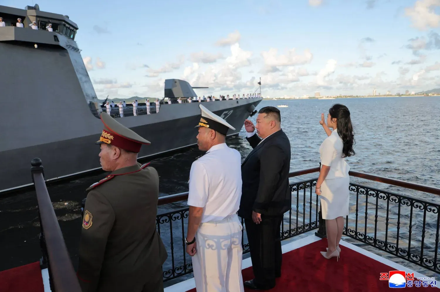 Kuzey Kore lideri Kim Jong-un, kızı Kim Ju-ae ile birlikte “Kang Kon” adlı destroyerin denize indirilme töreninde. (Reuters)