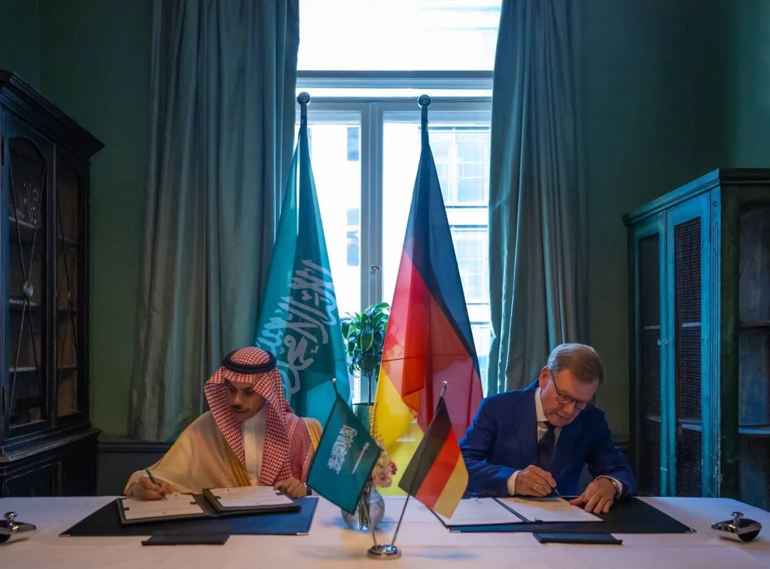 وزير الخارجية السعودي الأمير فيصل بن فرحان ونظيره الألماني يوهان فاديفول يوقعان مذكرة التفاهم للحوار الاستراتيجي (واس)