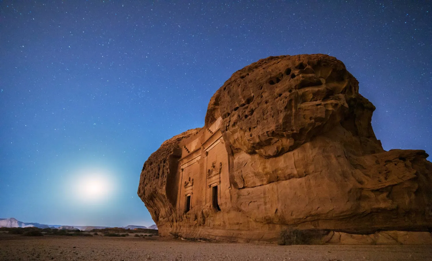 سماء العُلا المرصعة بالنجوم تعكس انخفاض التلوث الضوئي ووضوح الأجرام السماوية ليلاً (واس)