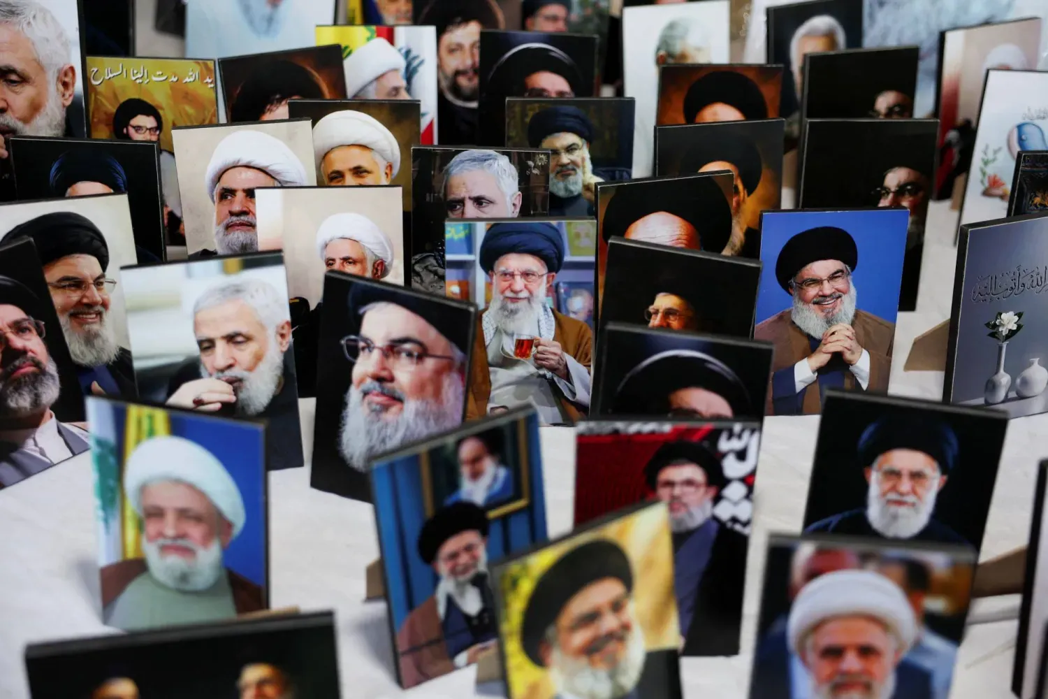 (foto altı) Beyrut’un güneyinde düzenlenen bir festivalde, aralarında eski Genel Sekreter Hasan Nasrallah ve mevcut Genel Sekreter Naim Kasım’ın da bulunduğu Hizbullah liderlerinin afişleri (Reuters)