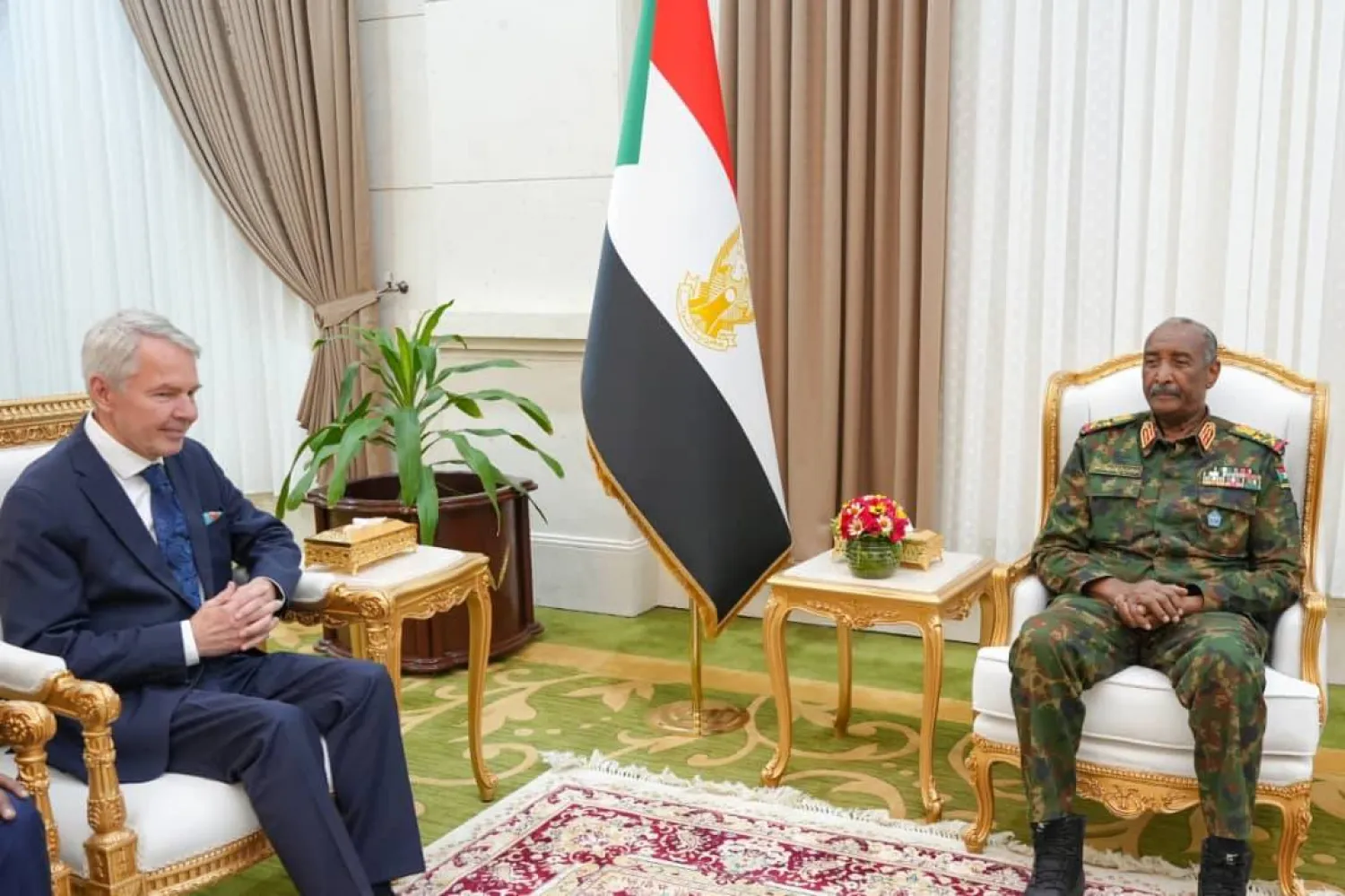 لقاء رئيس مجلس السيادة السوداني عبد الفتاح البرهان مع المبعوث الشخصي للأمين العام للأمم المتحدة بيكا هافيستو (مجلس السيادة) 