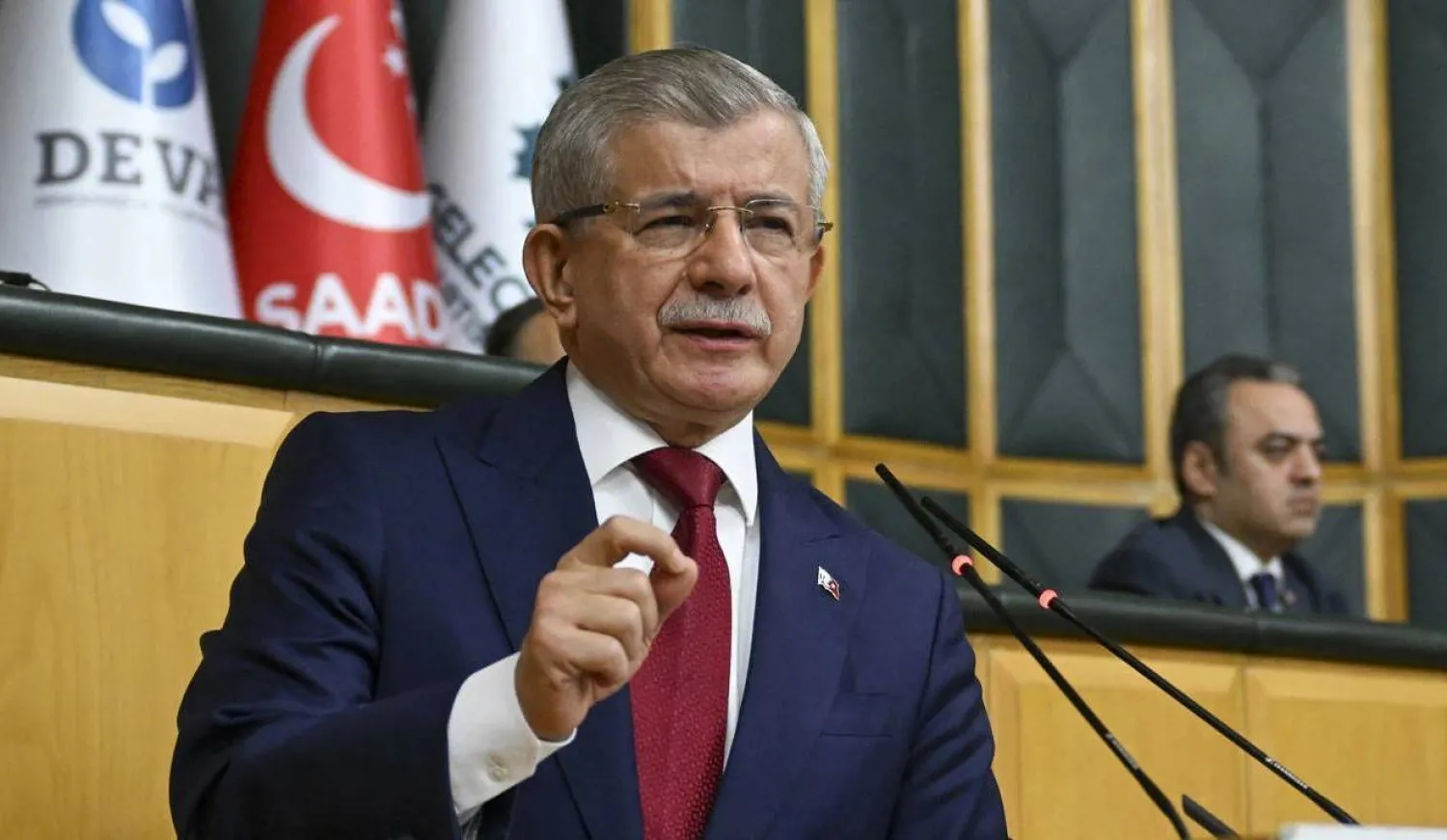 رئيس الوزراء وزير الخارجية التركي الأسبق أحمد داود أوغلو يواجه عقوبة الحبس بتهمة إهانة الرئيس رجب طيب إردوغان بسبب انتقادات تعود إلى عام 2021 (من حسابه على إكس)