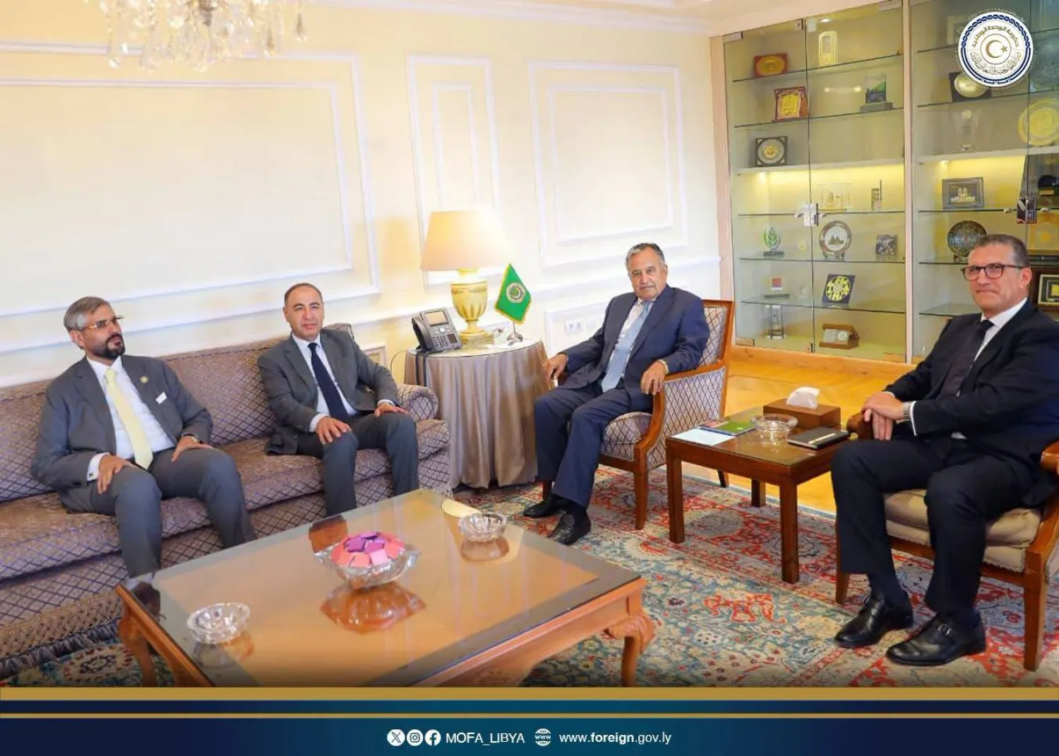 نبيل فهمي الأمين العام للجامعة العربية مستقبلاً الطاهر الباعور المكلف بوزارة الخارجية بـ«الوحدة» الليبية وعبد المطلب ثابت مندوب ليبيا الدائم لدى الجامعة (الجامعة العربية)