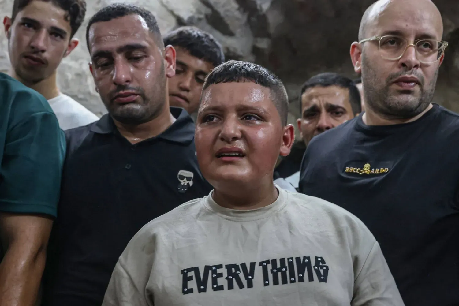 Filistinli bir çocuk, işgal altındaki Batı Şeria'da İsrail yerleşimcileri tarafından öldürülen 20 yaşındaki diş hekimliği öğrencisi Ömer Tobasi'nin cenaze töreninde ağlıyor (AFP)