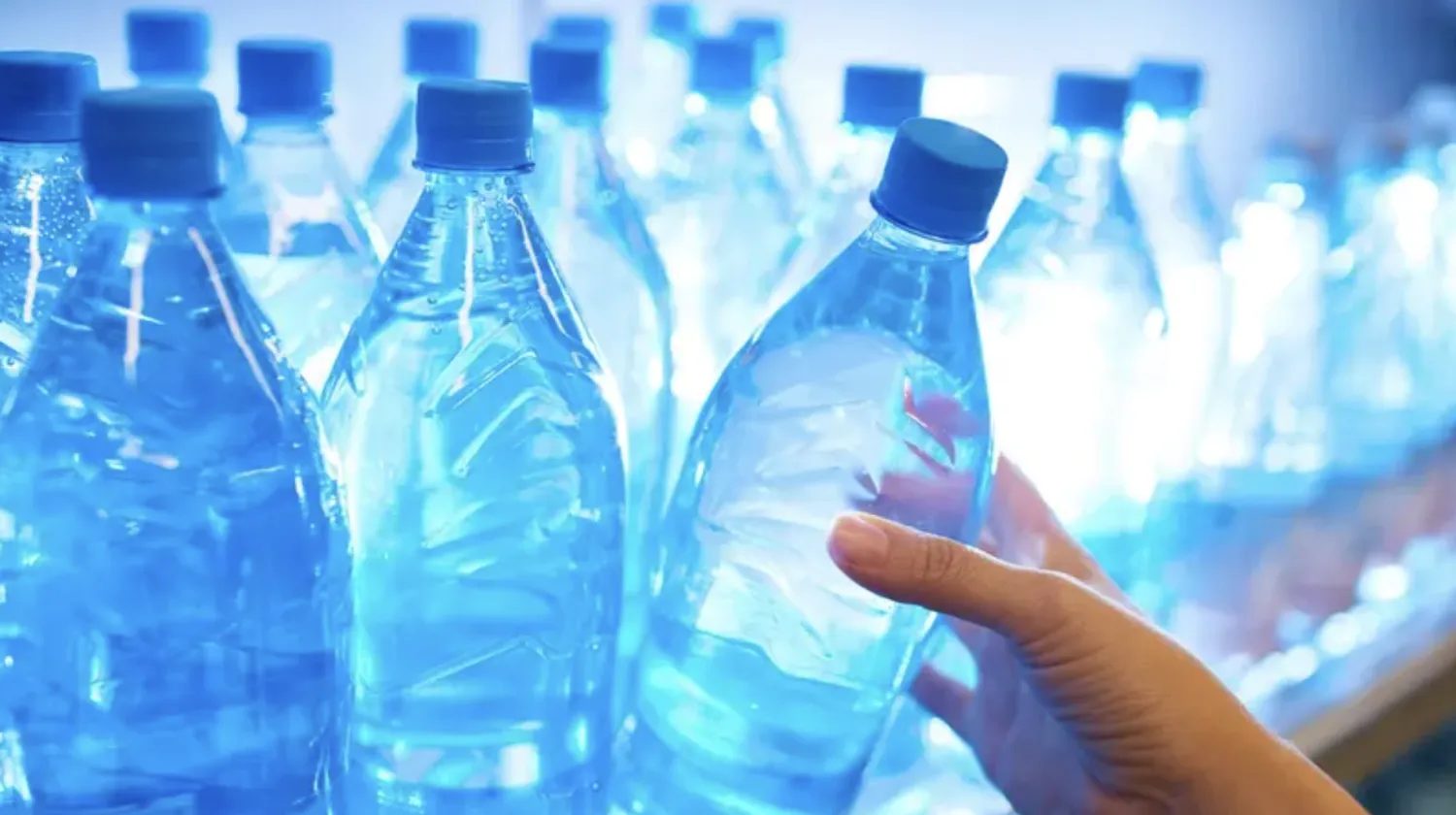 زجاجة شفافة مصنوعة من البلاستيك «PET» (أرشيفية)