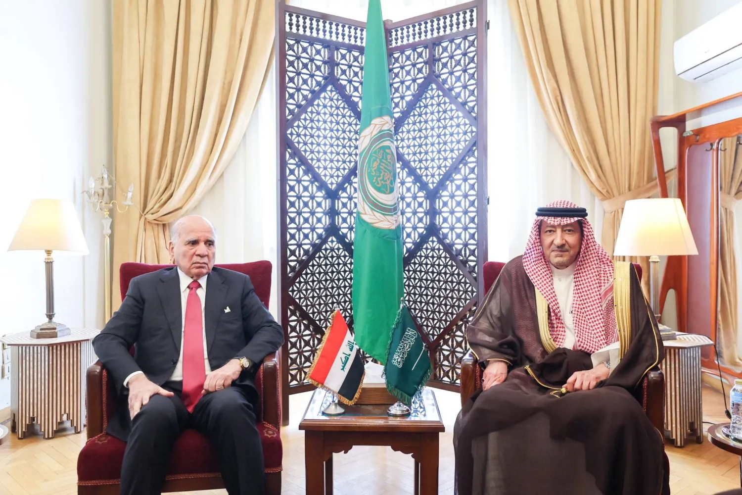 المهندس وليد الخريجي خلال لقائه الدكتور فؤاد حسين في القاهرة الاثنين (الخارجية السعودية)