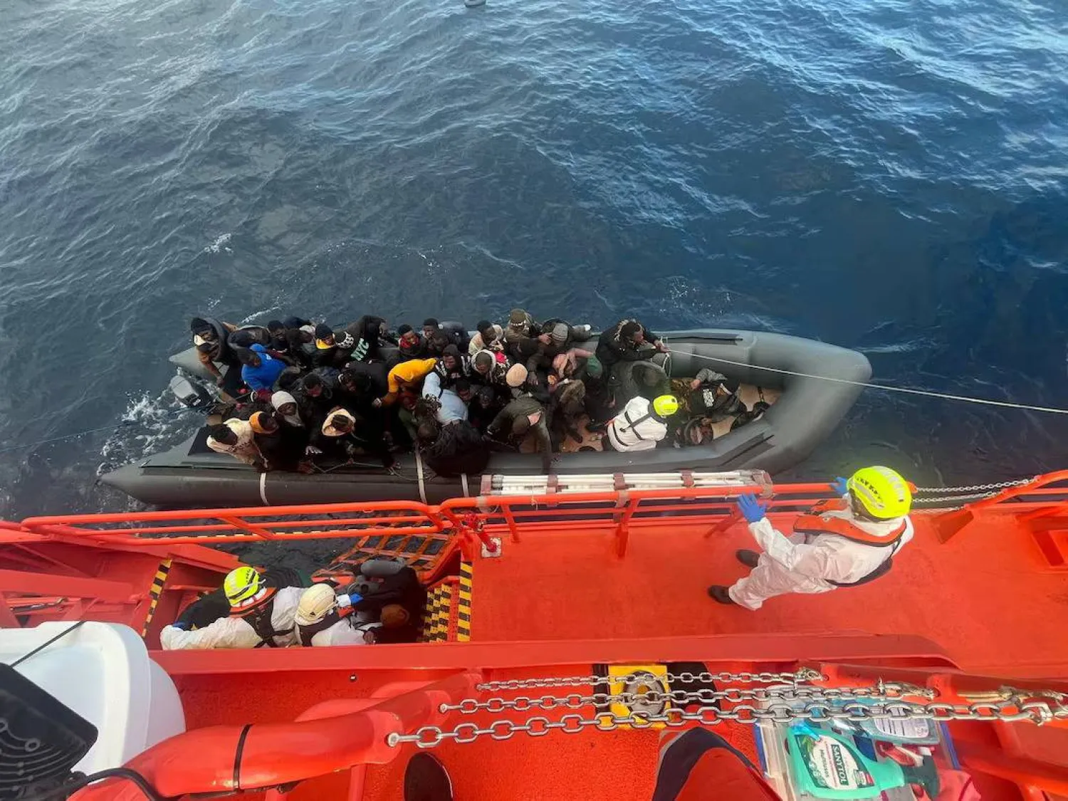 حرس سواحل إسبان خلال عملية إنقاذ حيث يقومون بسحب قارب مطاطي يحمل مهاجرين قبالة جزيرة لانزاروت في جزر الكناري بإسبانيا (رويترز-أرشيفية)