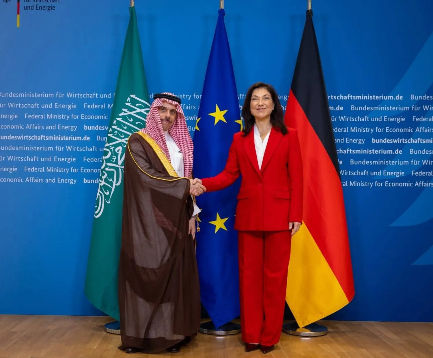 وزيرة الشؤون الاقتصادية والطاقة الألمانية كاترينا رايش مستقبلة وزير الخارجية السعودي الأمير فيصل بن فرحان في برلين (واس)