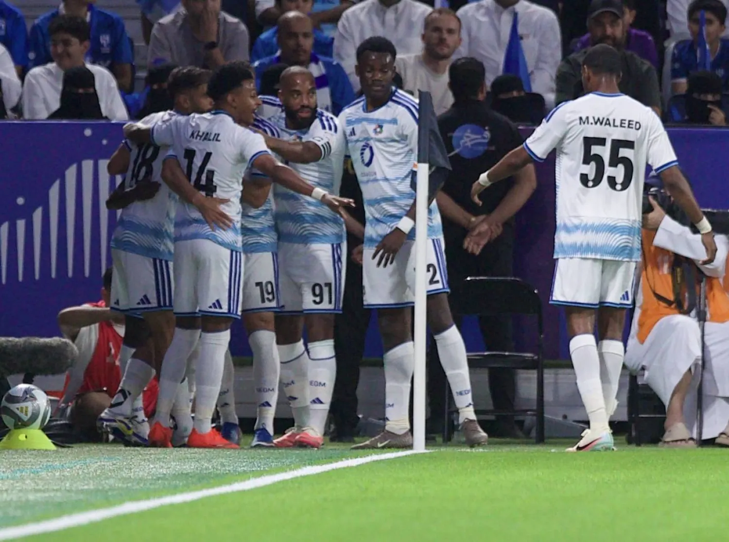 نيوم نجح في زيارة شباك الهلال بثنائية (تصوير: نايف العتيبي)