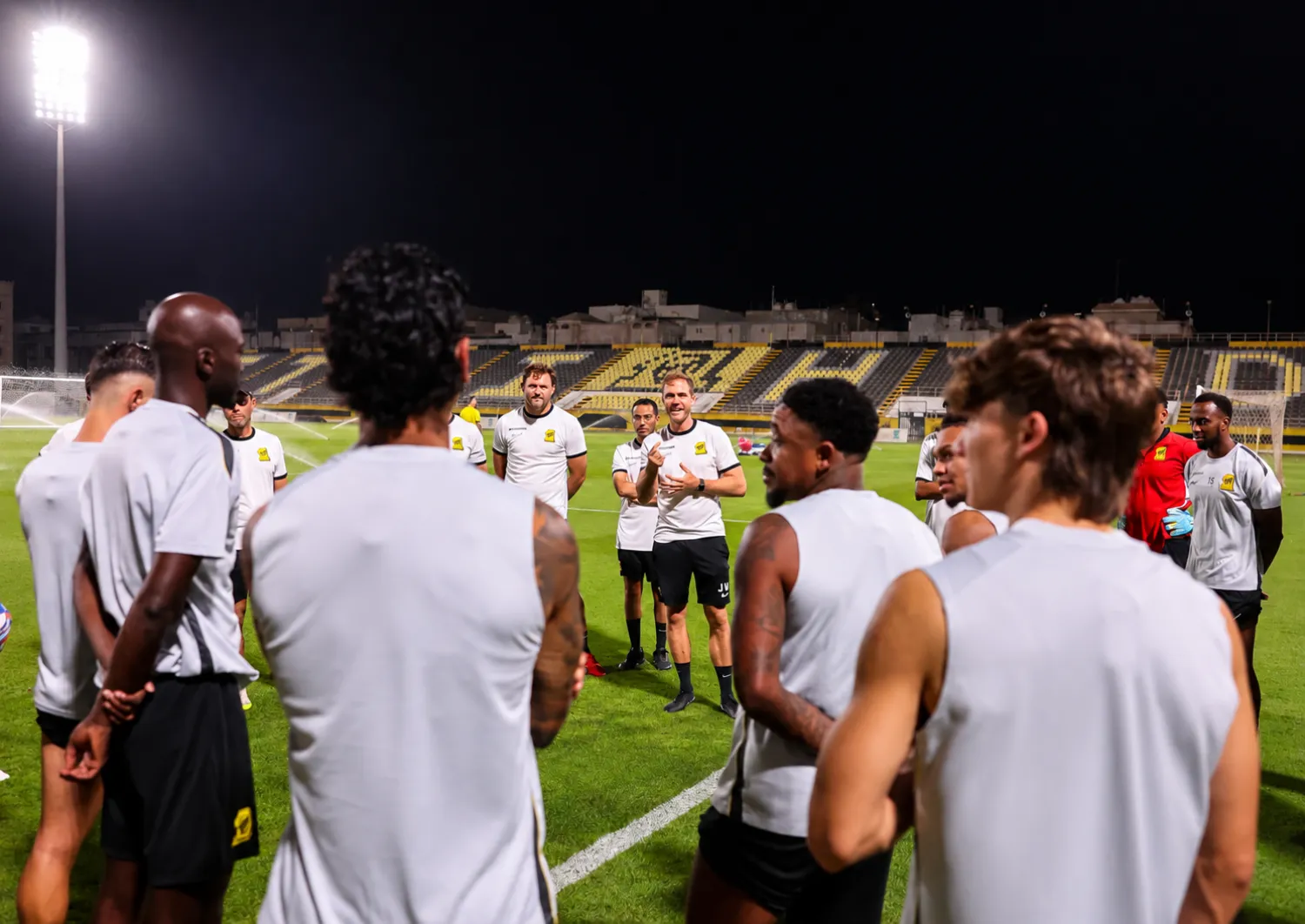 مدرب الاتحاد قبل بدء التدريبات (نادي الاتحاد)