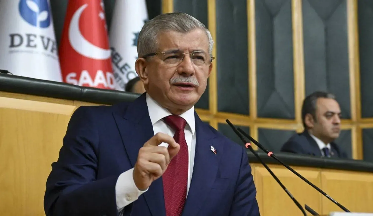 Türkiye Eski Başbakanı ve Dışişleri Bakanı Ahmet Davutoğlu, 2021 yılına ait eleştirileri nedeniyle Cumhurbaşkanı Recep Tayyip Erdoğan’a hakaret suçlamasıyla ifade verdi. (Davutoğlu’nun X hesabı)