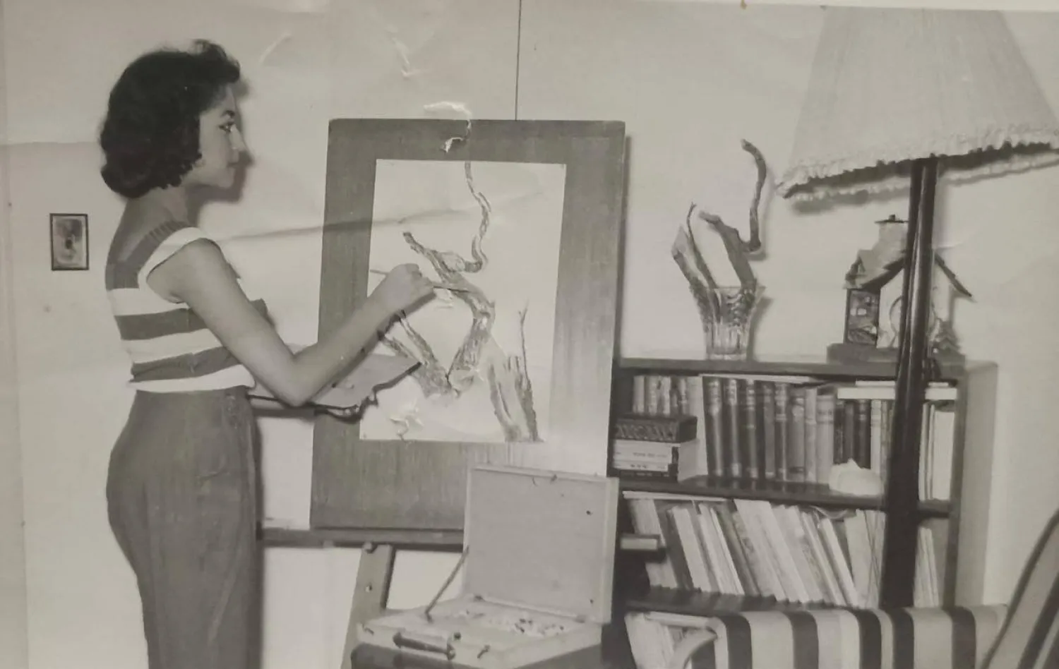 الفنانة المصرية الراحلة عطية حلمي في مرسمها (الشرق الأوسط)