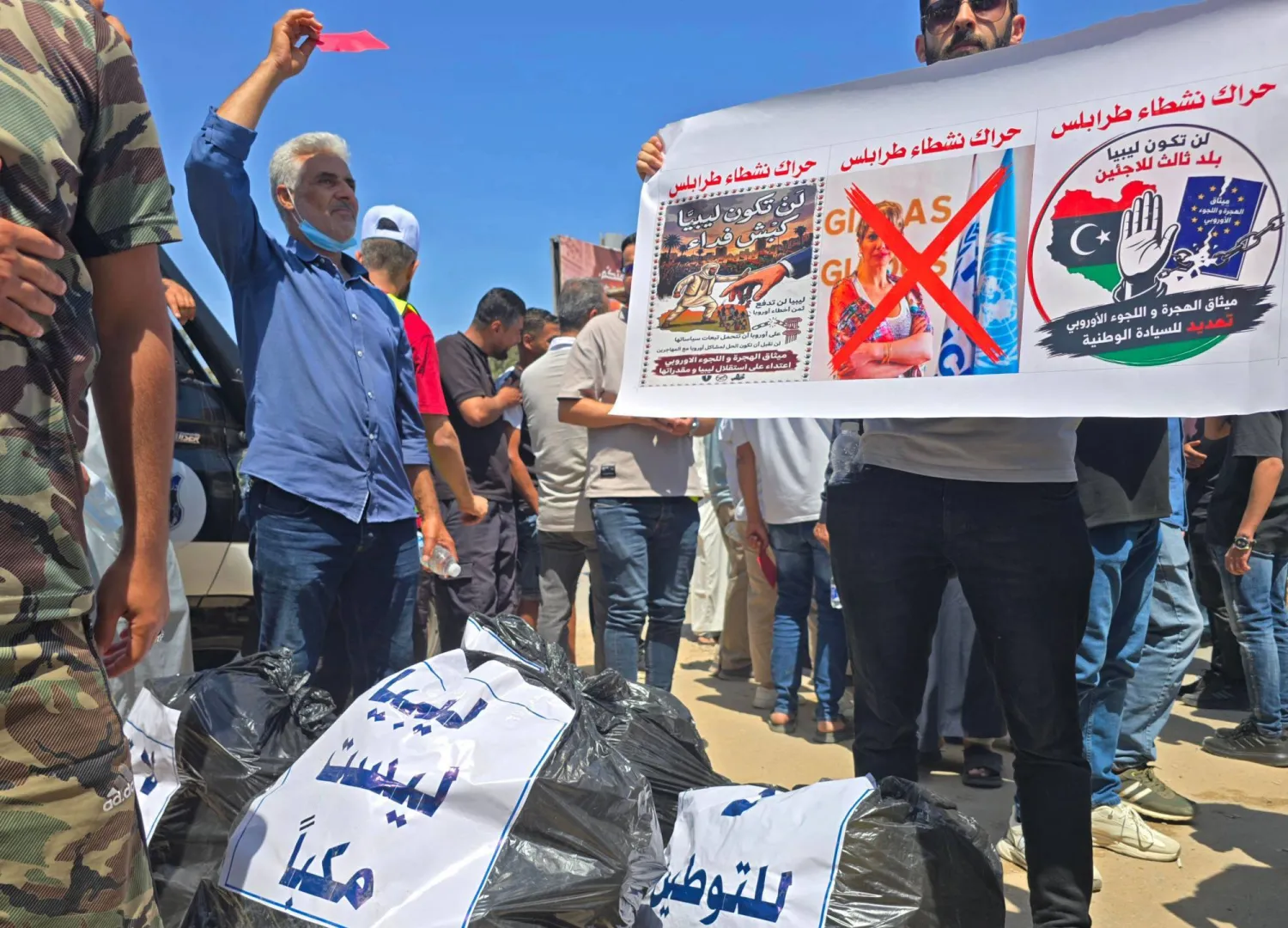 جانب من المظاهرات أمام مقر «مفوضية اللاجئين» بحي السراج بالعاصمة يونيو الماضي (أ.ف.ب)