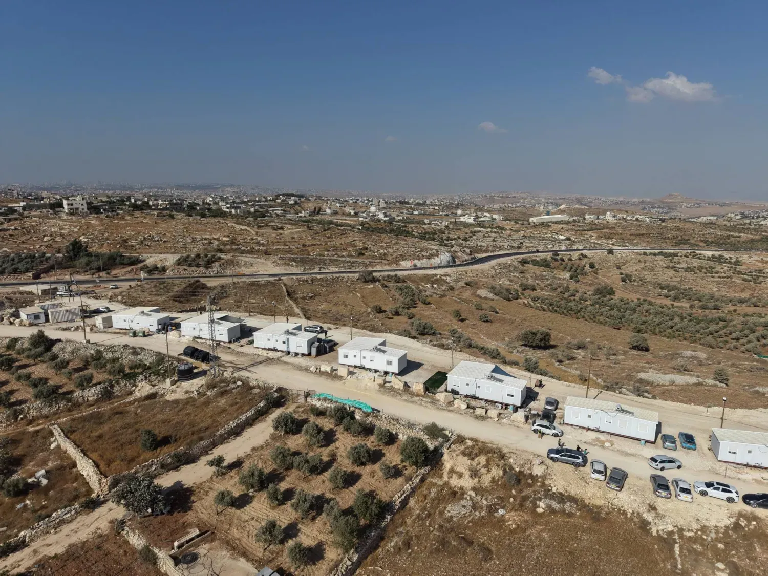Batı Şeria’daki Filistin kenti Beytüllahim yakınlarında bulunan Gush Etzion yerleşim blokunda yeni bir yerleşimin açılışı sırasında konut birimleri görülüyor (AP)