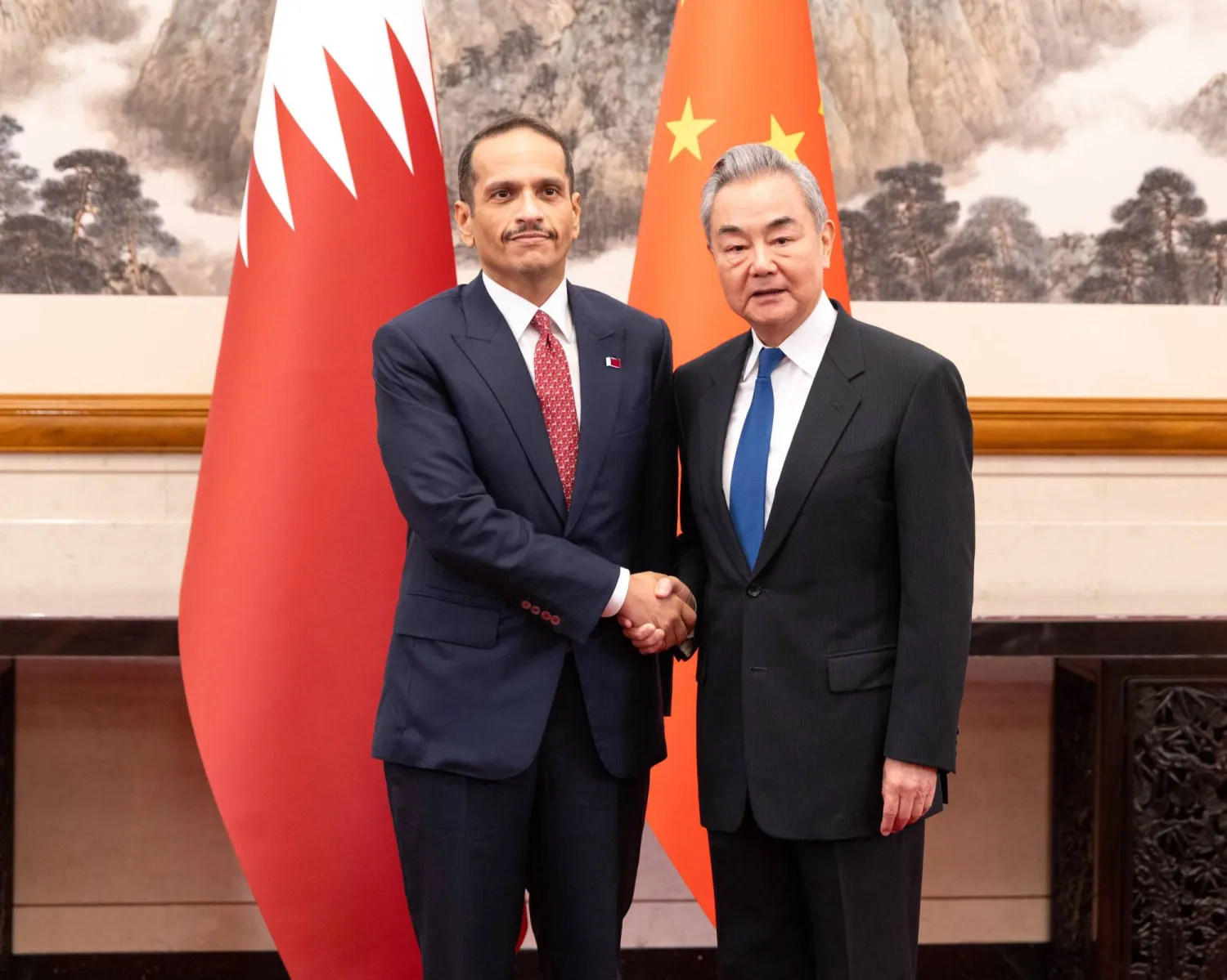 الشيخ محمد بن عبد الرحمن آل ‌ثاني ‌رئيس ‌الوزراء ووزير ‌الخارجية ‌القطري مع وزير الخارجية الصيني وانغ يي الثلاثاء في بكين (قنا)