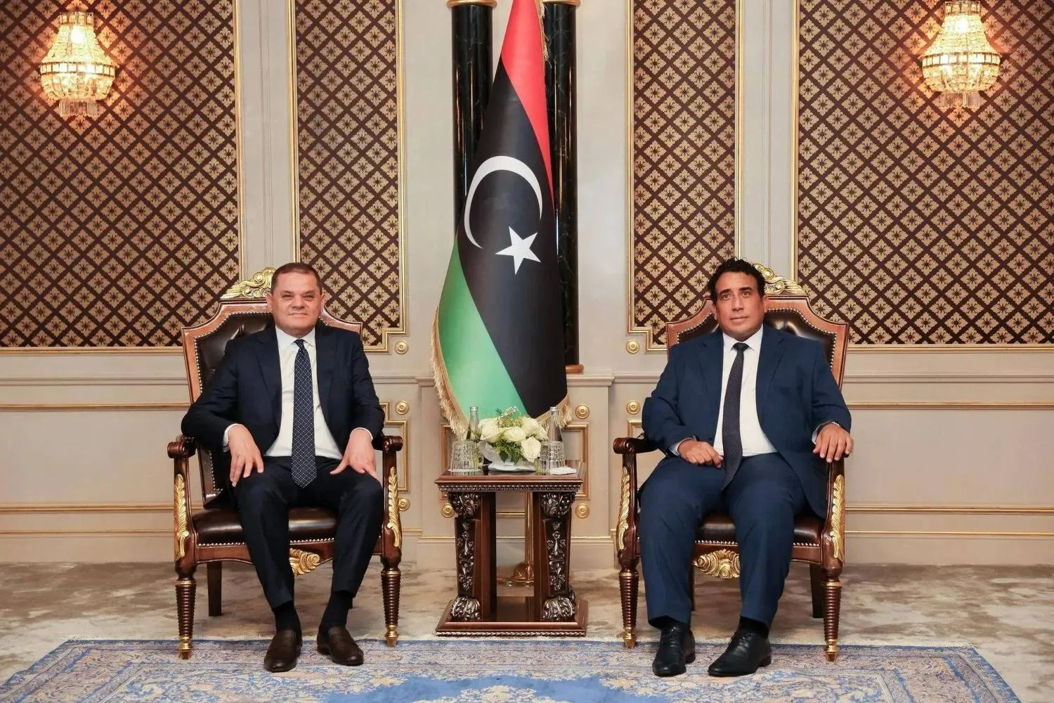 المنفي رئيس المجلس الرئاسي الليبي والدبيبة رئيس حكومة «الوحدة» في لقاء سابق بطرابلس (مكتب المنفي)