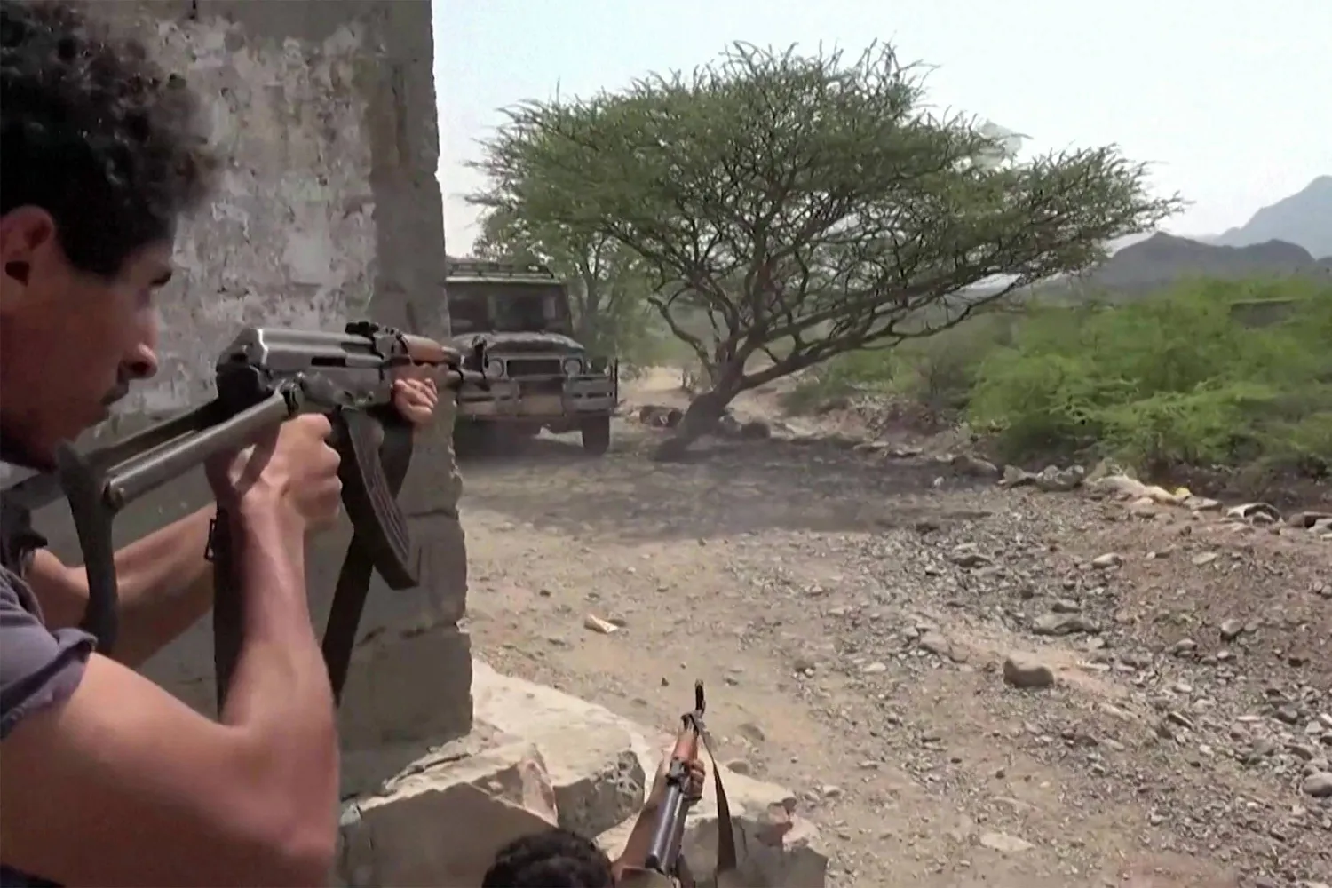 الجيش اليمني ينتقل من الاحتواء إلى استعادة زمام المبادرة (تغطية حية)