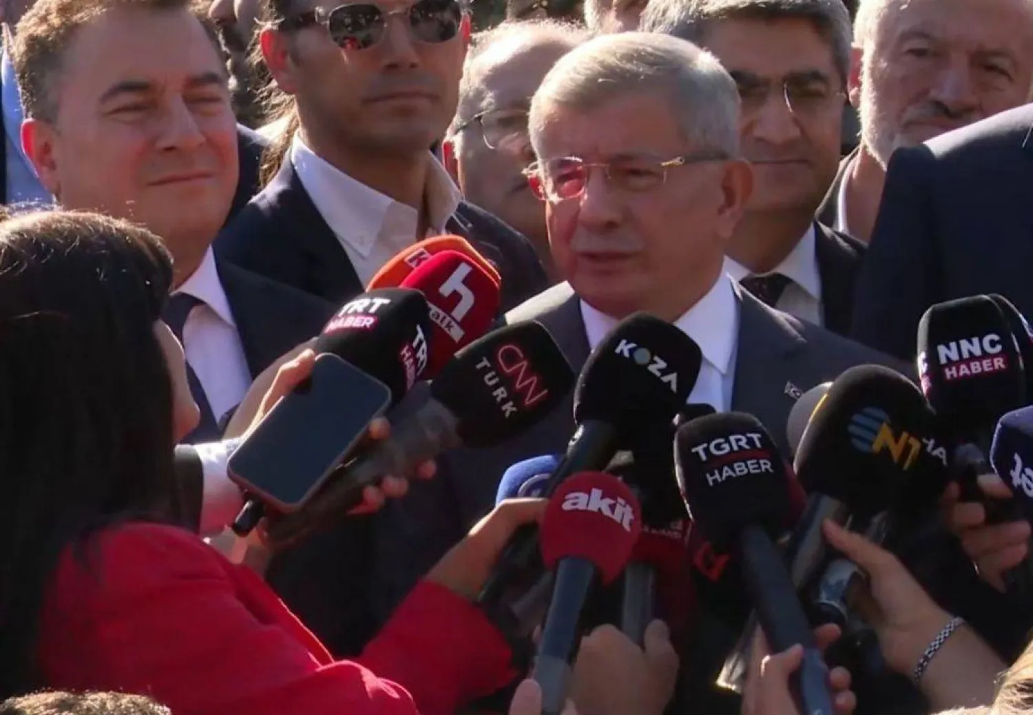 رئيس الوزراء وزير الخارجية التركي الأسبق أحمد داود أوغلو خلال تصريح للصحافيين بعد إدلائه بإفادته الاثنين في تحقيق بتهمة «إهانة الرئيس» (إعلام تركي)