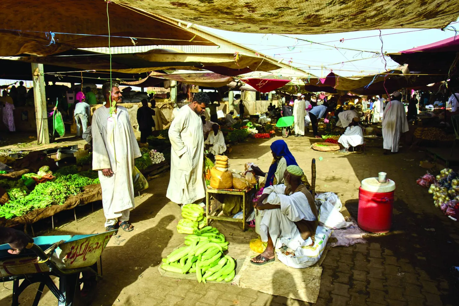 سودانيون في سوق بأم درمان 26 أبريل 2026 (أ.ب)