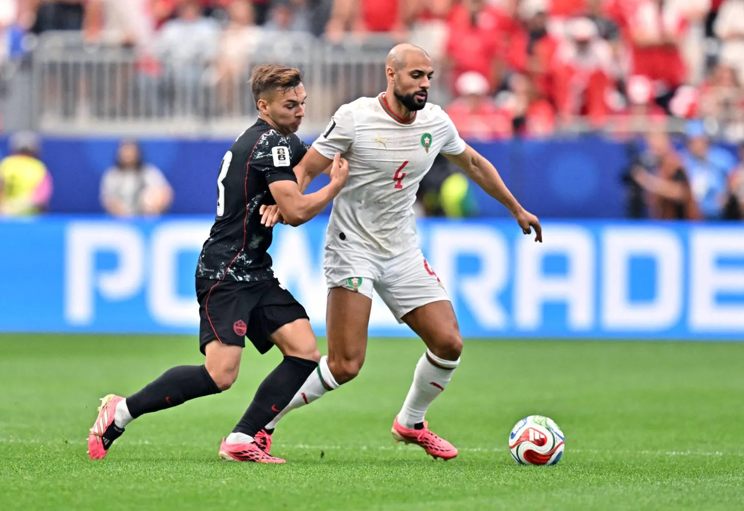 لاعب وسط «أسود الأطلس» سفيان أمرابط «يمين» (رويترز)