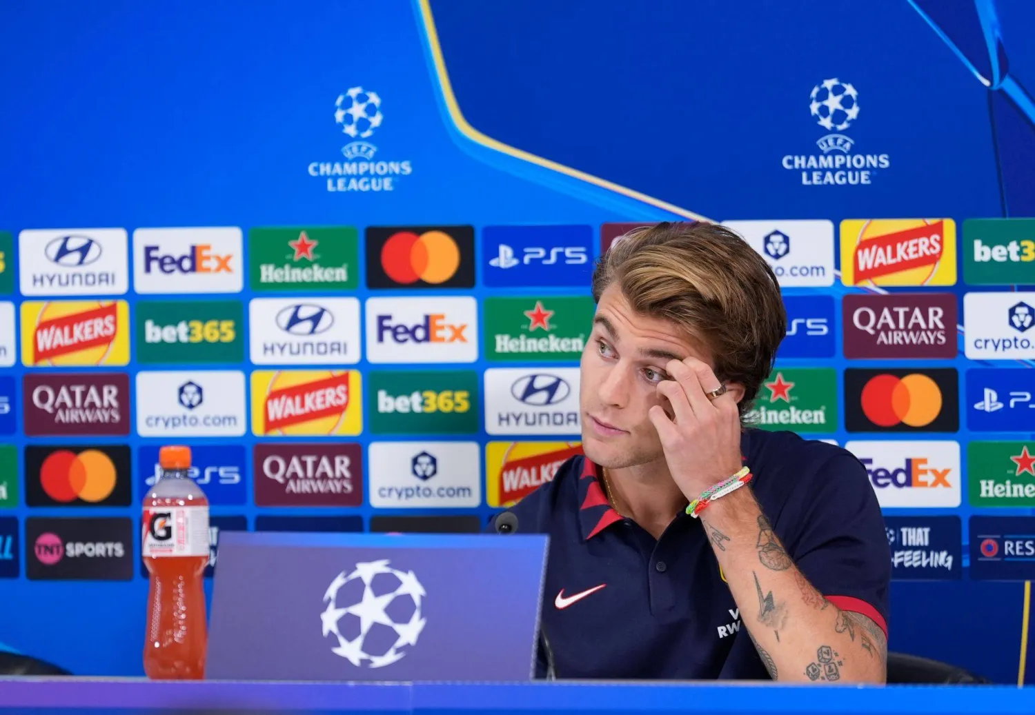 لوكاس باريوس نجم وسط أتلتيكو مدريد (د.ب.أ)