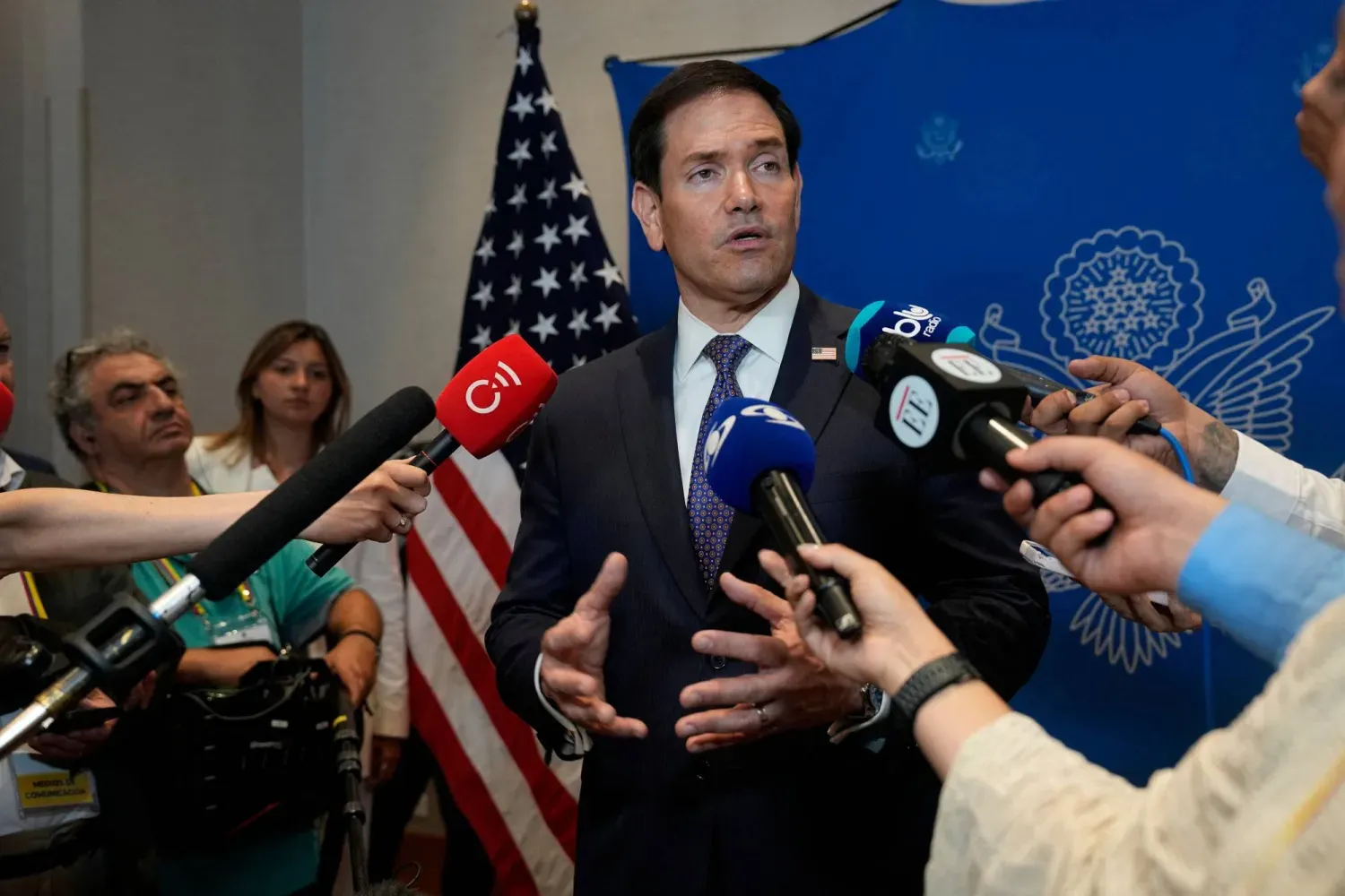 ABD Dışişleri Bakanı Marco Rubio, Kolombiya ziyareti sırasında gazetecilere konuşurken (Reuters)