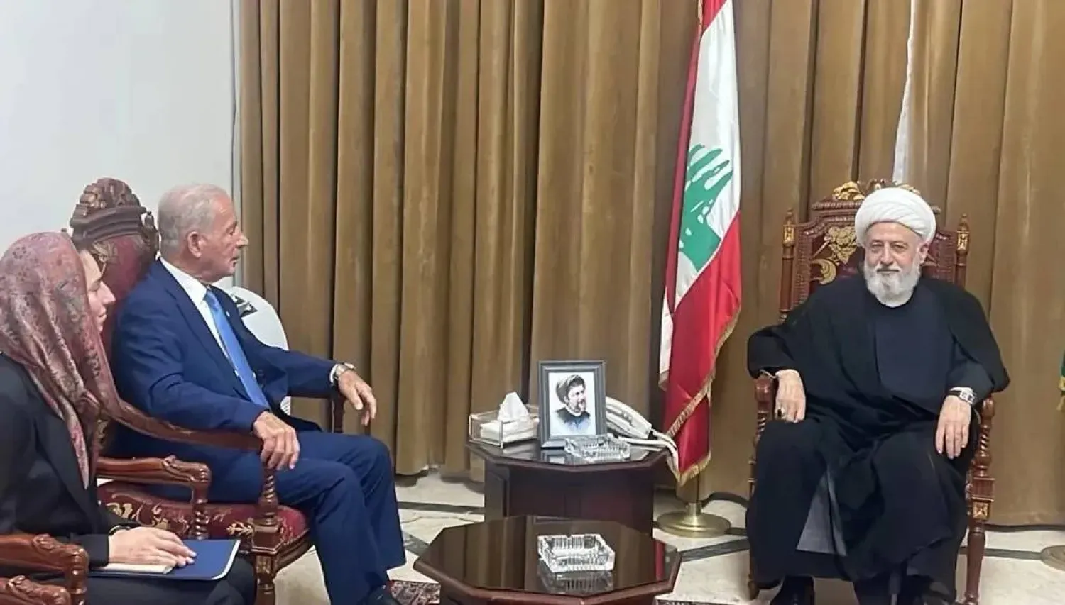 Şii Yüksek İslam Konseyi Başkan Yardımcısı Şeyh Ali el-Hatib, Beyrut'taki ABD Büyükelçisi Mişel İsa'yı kabul etti (El-Merkeziyye)