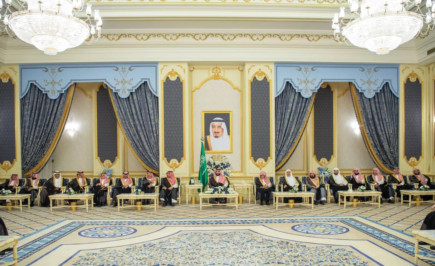ولي العهد السعودي الأمير محمد بن سلمان مستقبلاً الأمراء والعلماء والوزراء وجمعاً من المواطنين بقصر السلام في جدة (واس)