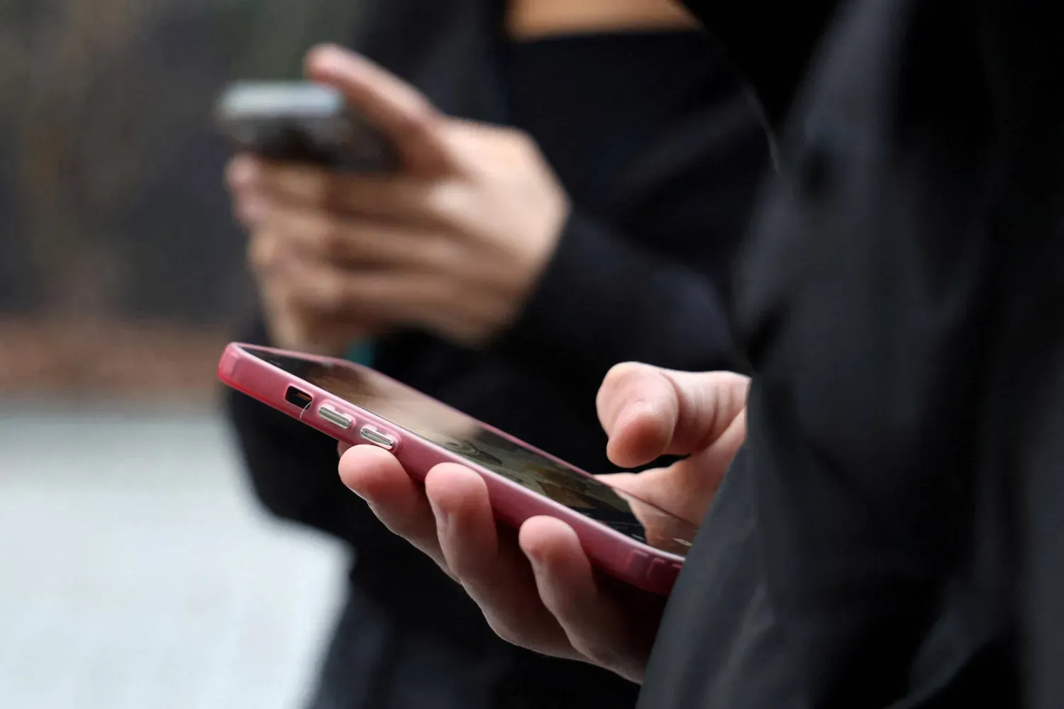 Araştırmacılar, mağdurun herhangi bir şeye tıklamasına gerek kalmadan iOS ve Android işletim sistemleri üzerinden yayılabilen ilk “bilgisayar solucanını” geliştirdi (Arşiv- Reuters)
