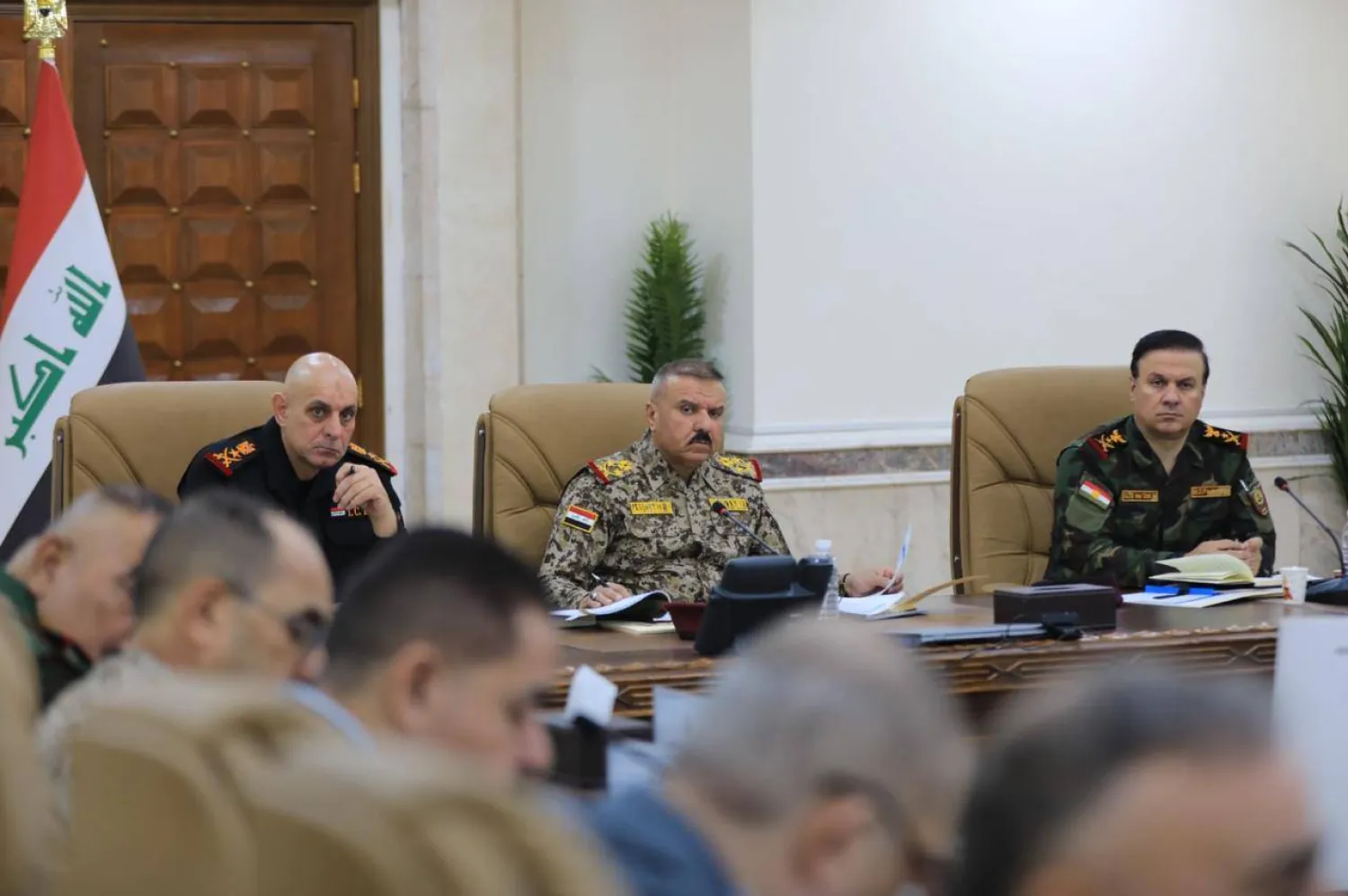 عبد الأمير الشمري مدير مكتب القائد العام للقوات المسلحة العراقية خلال اجتماع للتنسيق مع إقليم كردستان (إعلام حكومي)