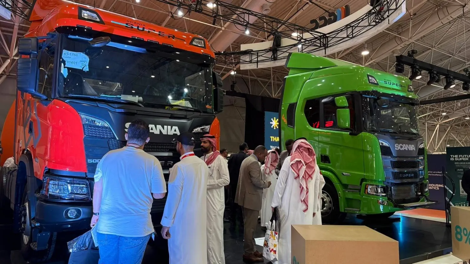 زوار في جناح «المقاولات العامة» بالمعرض السعودي للمستودعات والخدمات اللوجستية (الشرق الأوسط)