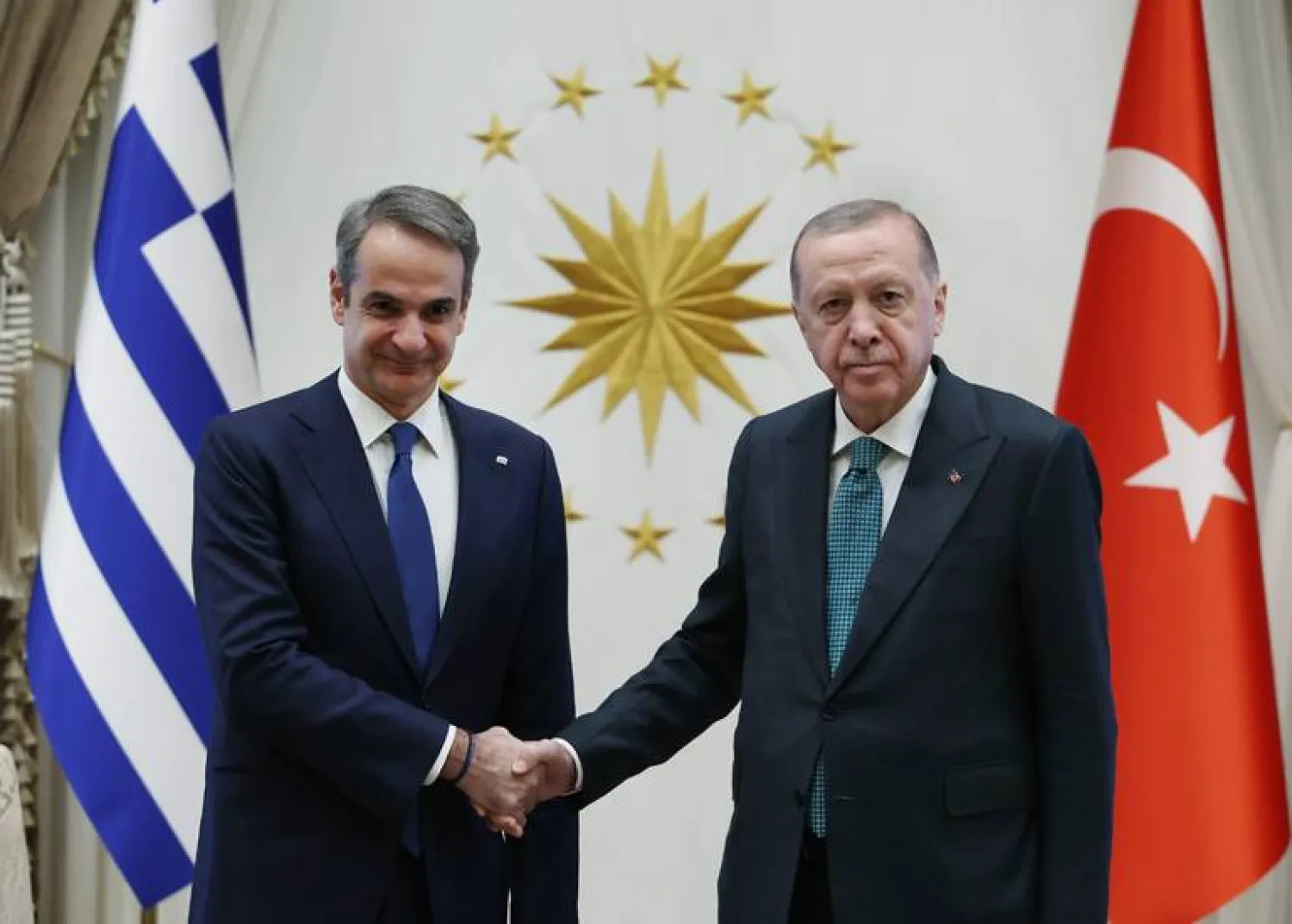 الرئيس التركي رجب طيب إردوغان مستقبلاً رئيس الوزراء اليوناني كيرياكوس ميتسوتاكيس في أنقرة في 11 فبراير الماضي (الرئاسة التركية)