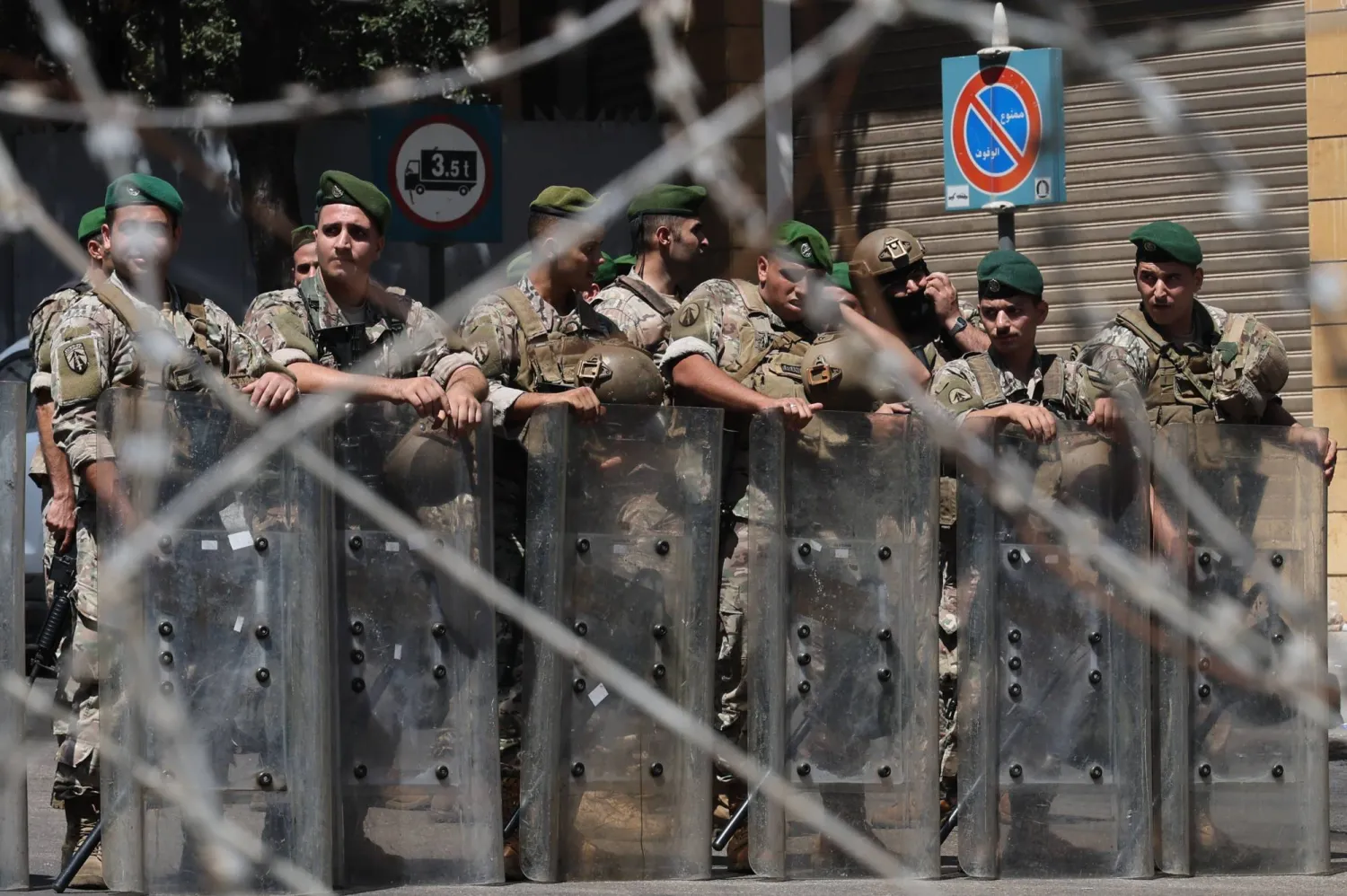 جنود في الجيش اللبناني ينتشرون في وسط بيروت خلال حراك نظمه عسكريون متقاعدون (إ.ب.أ)