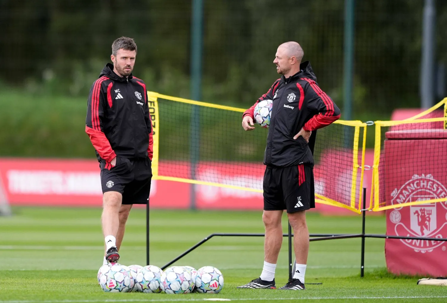  09 September 2026, United Kingdom, Manchester: Manchester United manager Michael Carrick (L) with Jonny Evans in action during a training session at Carrington Training Center, ahead of Thursday's UEFA Champions League soccer match against Sabah FK. (dpa)