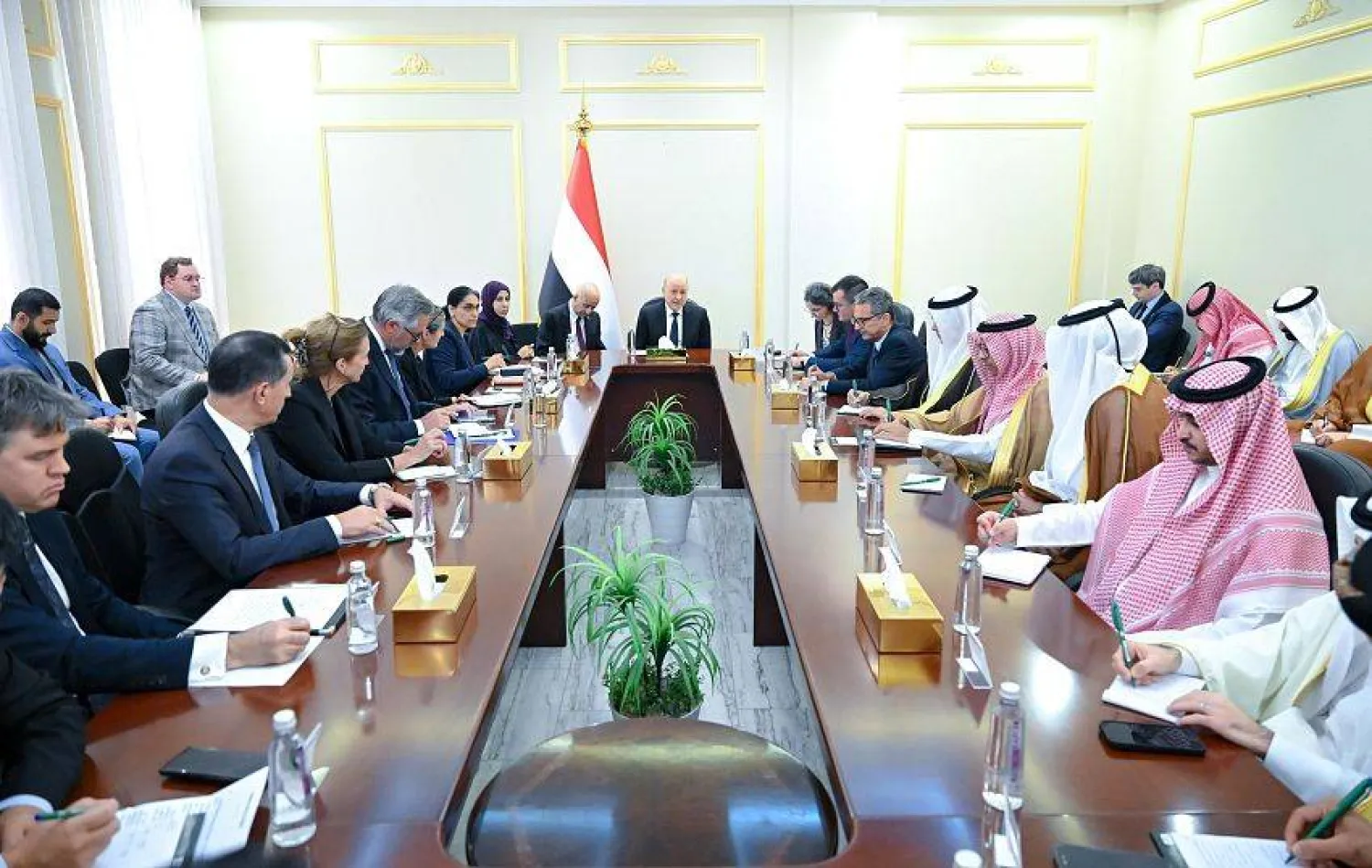 العليمي مجتمعاً بسفراء الدول الراعية للعملية السياسية في اليمن (سبأ)