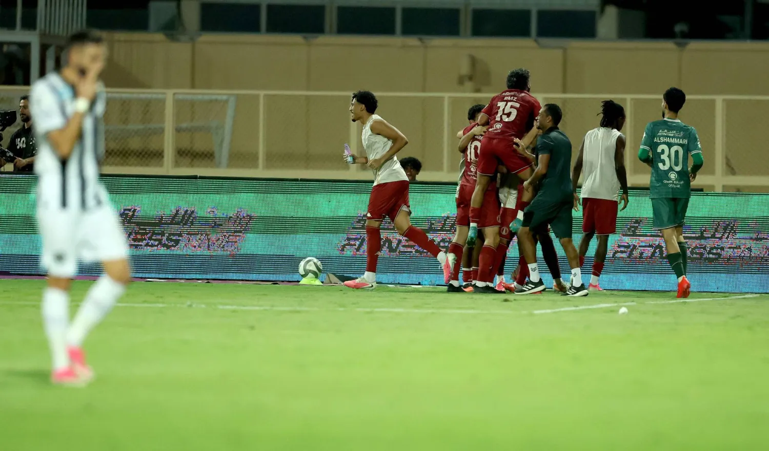 لاعبو الخلود يحتفلون بالهدف الثاني أمام الشباب (تصوير: مشعل القدير)