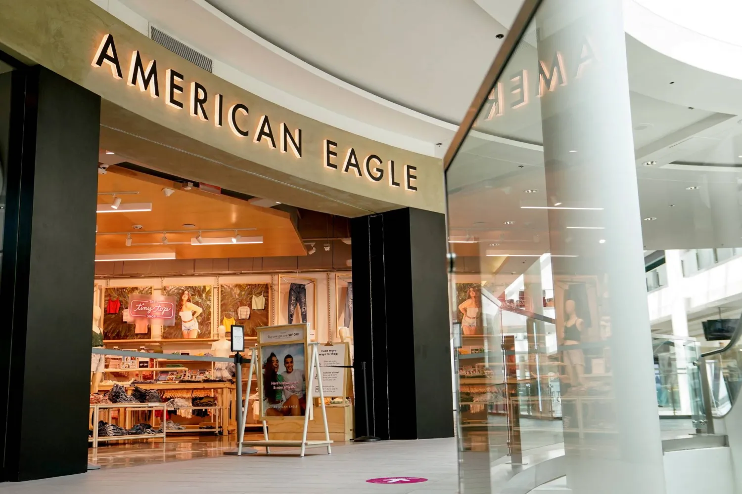 FILE PHOTO: A view of an American Eagle Outfitters store in Arlington, Virginia, US, June 1, 2021. REUTERS/Erin Scott/File Photo