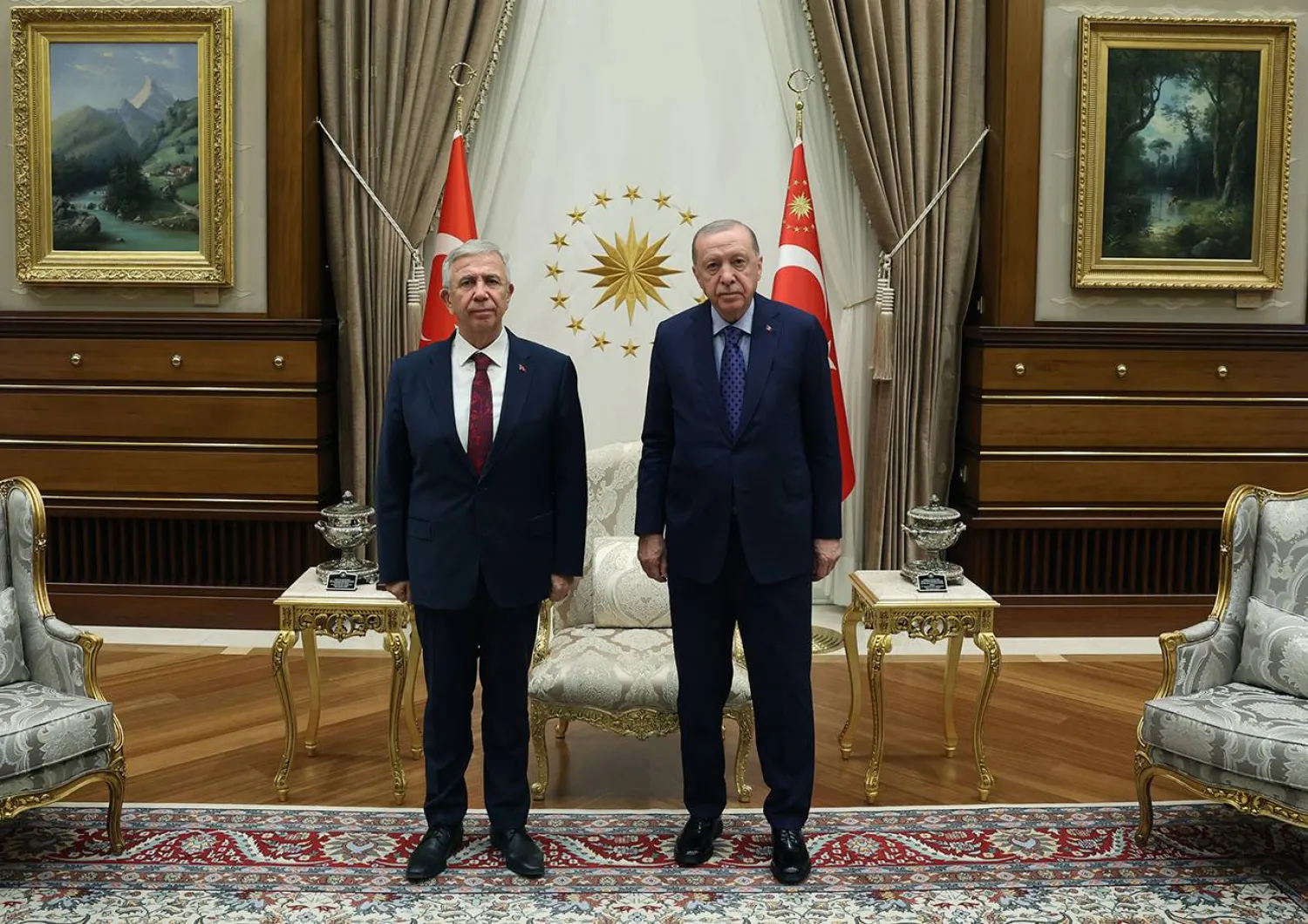الرئيس التركي رجب طيب إردوغان خلال استقباله رئيس بلدية أنقرة منصور ياواش الثلاثاء (الرئاسة التركية)