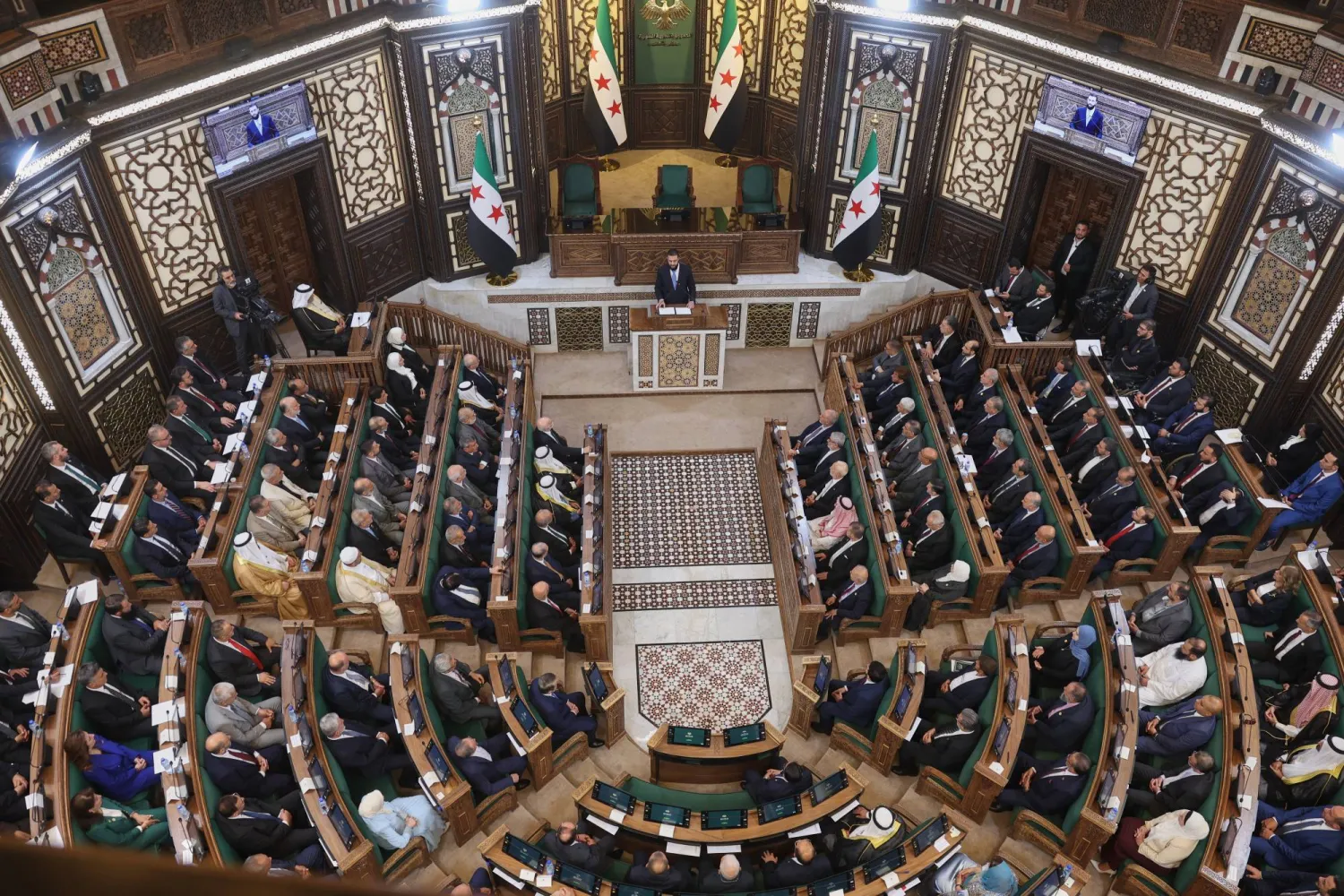 الرئيس السوري أحمد الشرع يلقي كلمة في الجلسة الافتتاحية لمجلس الشعب السوري الأولى منذ سقوط نظام الأسد الأحد 12 يوليو (أ.ب)