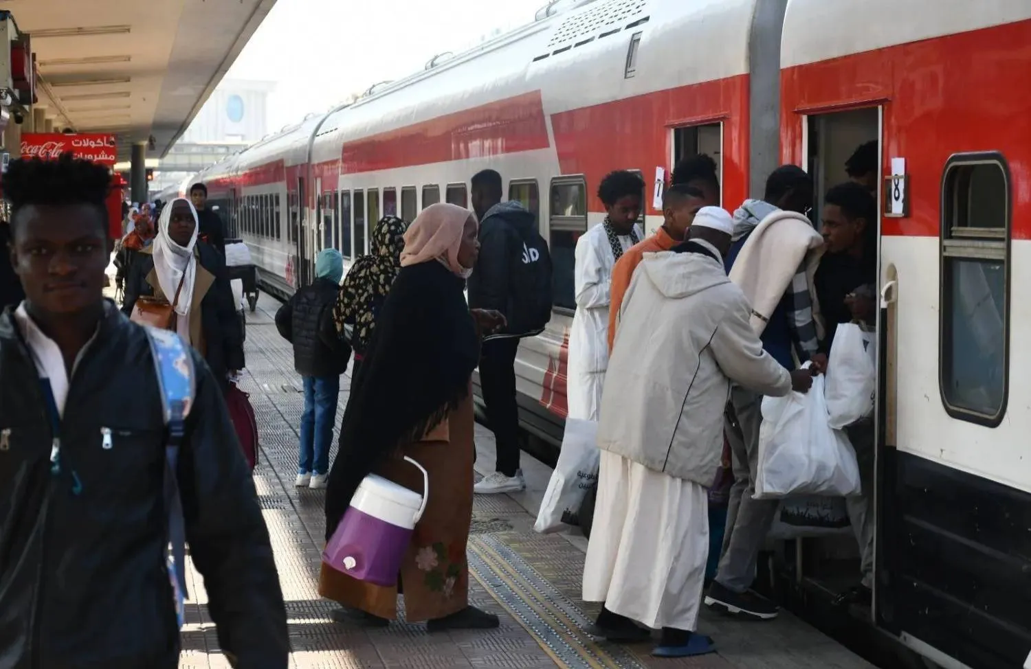 سودانيون عائدون إلى وطنهم يستقلون القطار من «محطة رمسيس» بالقاهرة (أرشيفية - مجلس الوزراء المصري)