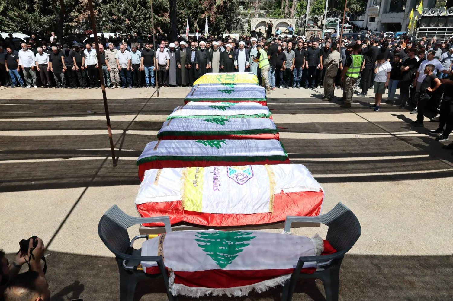 نعوش 12 شخصاً بينهم مقاتلان في «حزب الله» وأطفال قتلوا خلال غارة إسرائيلية استهدفت بلدة كفر رمان بجنوب لبنان الاثنين (إ.ب.أ)