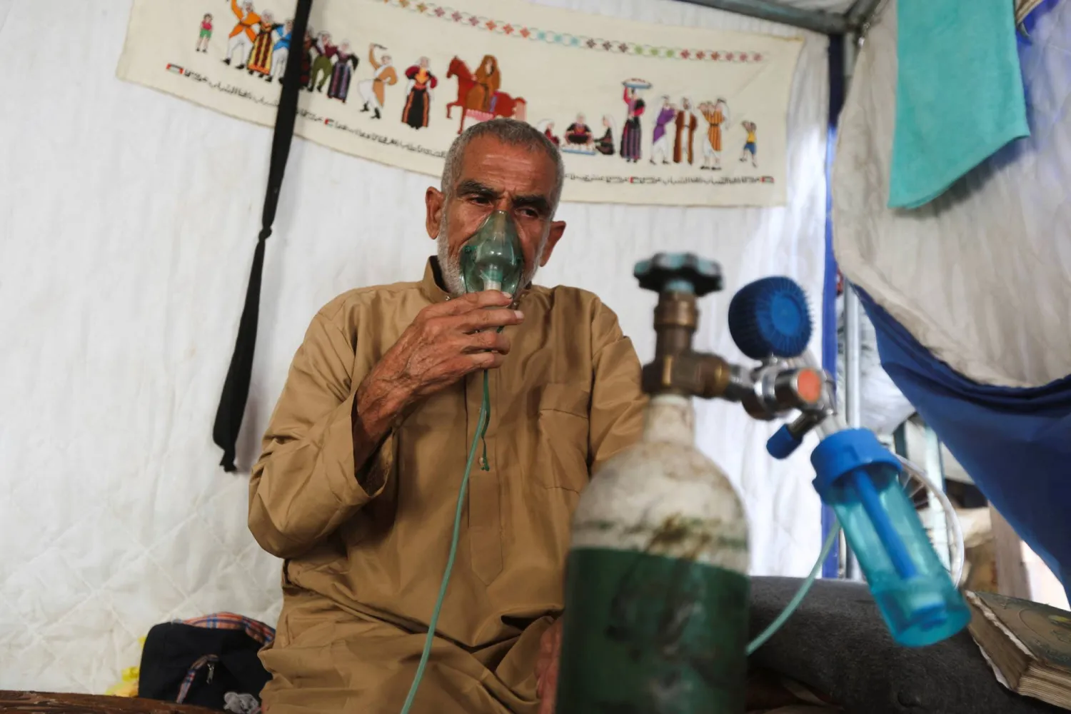 الفلسطيني علاء الحوراني يعاني من تليف الكبد وانخفاض مستويات الأكسجين ويجد نفسه عاجزاً في بعض الأحيان عن تحمل كلفة الكهرباء في غزة (رويترز)