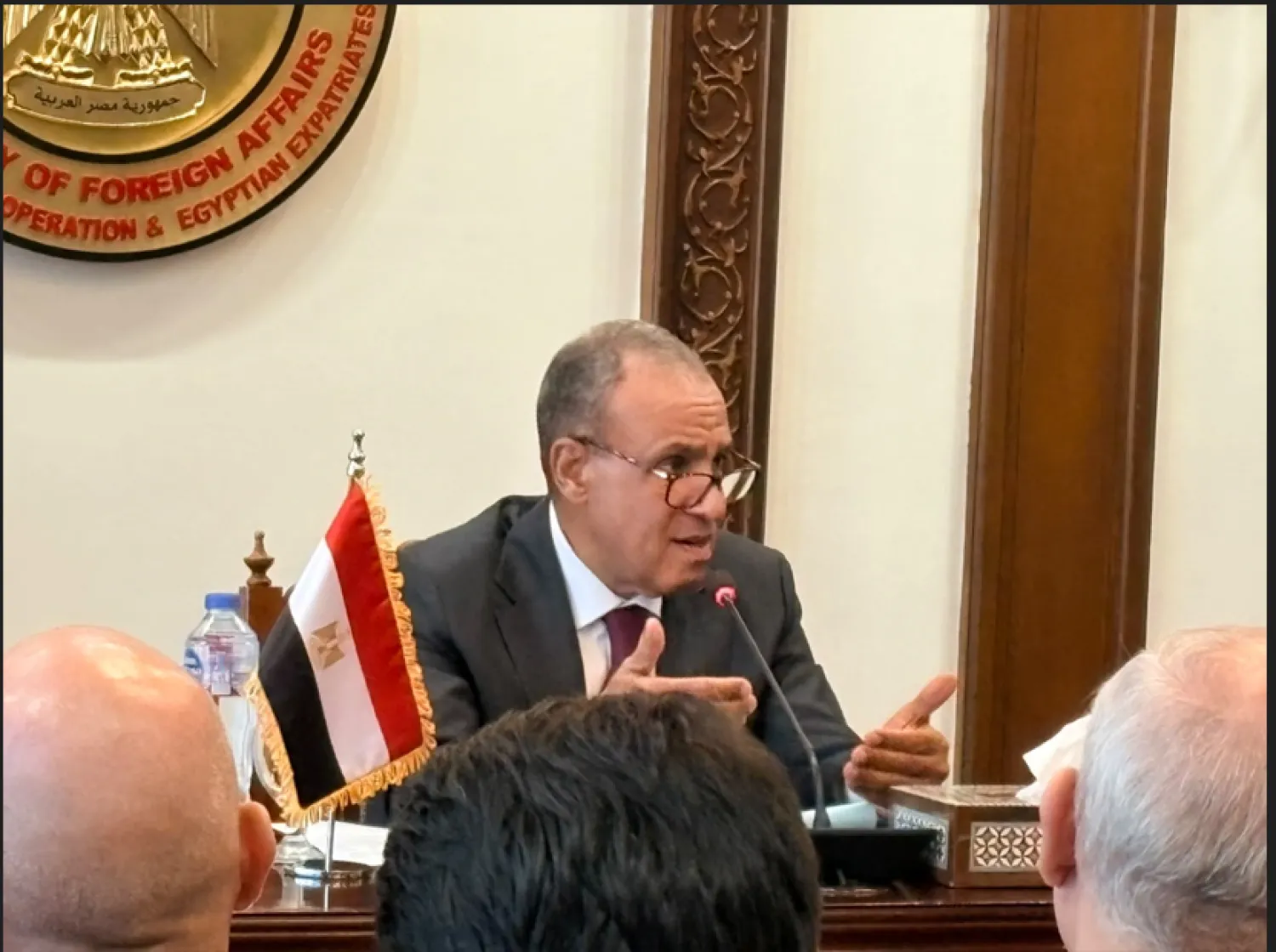 بدر عبد العاطي خلال لقائه مع المراسلين الأجانب الخميس (الشرق الأوسط)