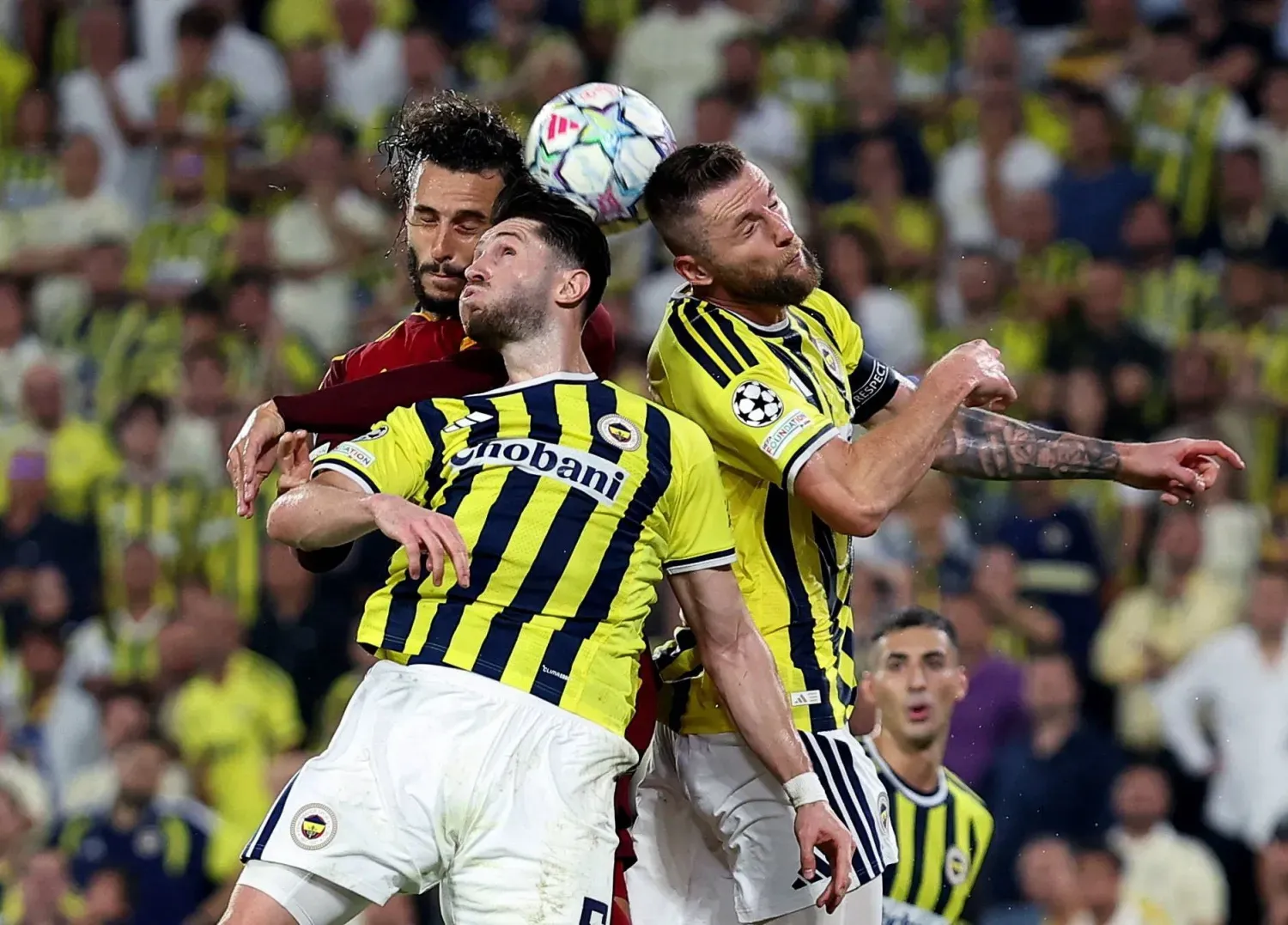 Fenerbahçe-Roma maçında hava topu mücadelesi (Reuters)