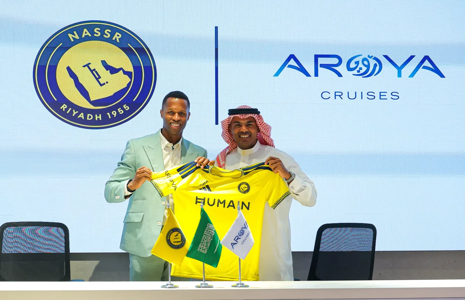 ناظر وسيميدو يستعرضان قميص النصر بعد تجديد عقد الرعاية (موقع نادي النصر)