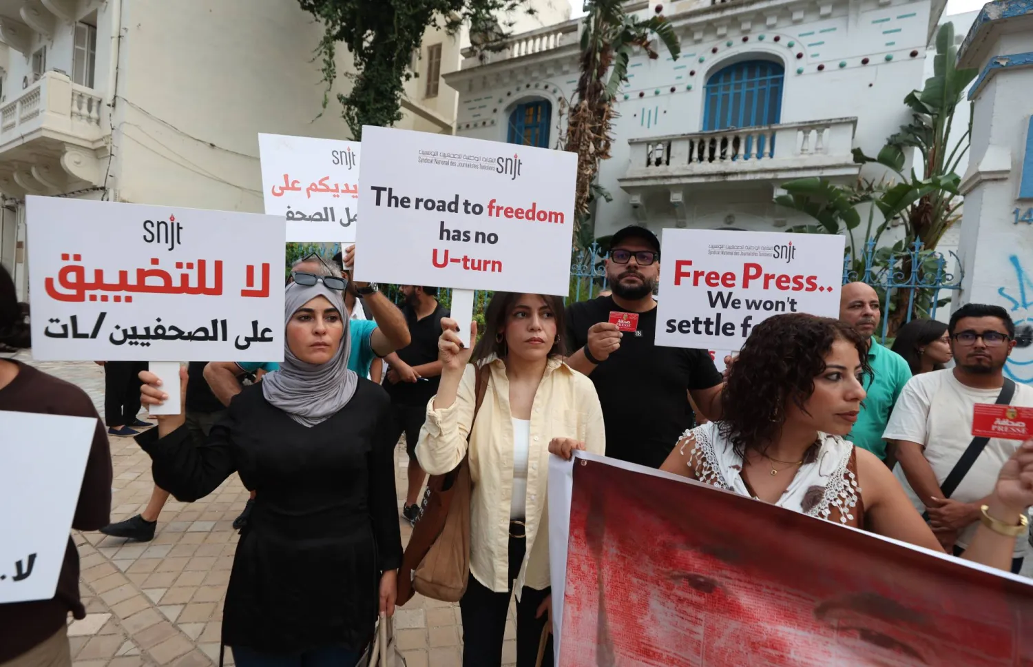 من مظاهرة نظمها صحافيون وسط العاصمة للمطالبة بإطلاق سراح الصحافيين المعتقلين (إ.ب.أ)